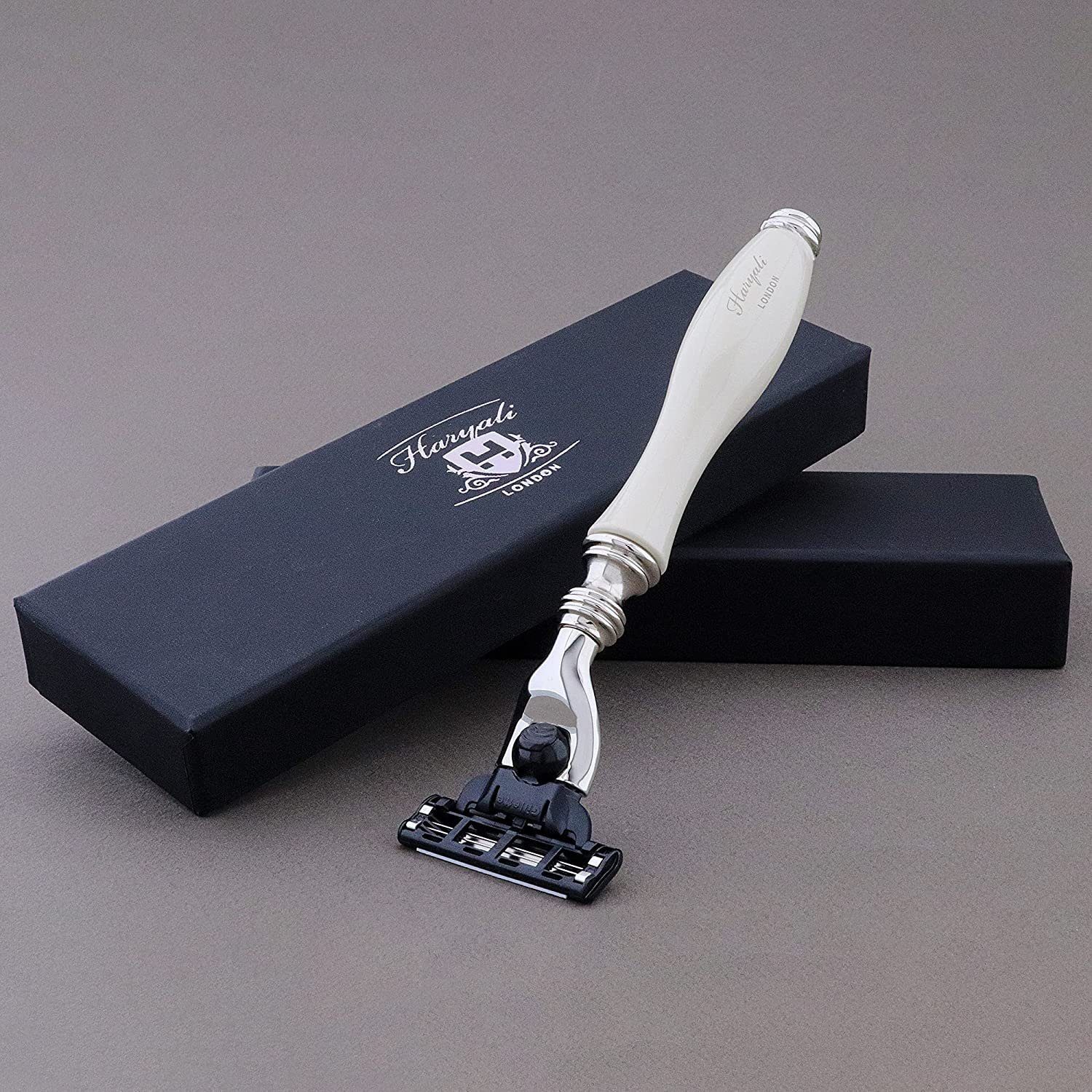 Haryali London Rasierhobel Herrenrasierer mit 3-Klingen-System für Damen und Herren. Weiß., 1x, 1-tlg., Ergonomisch geformter Rasierer für eine sanfte Rasur ohne Schnitte