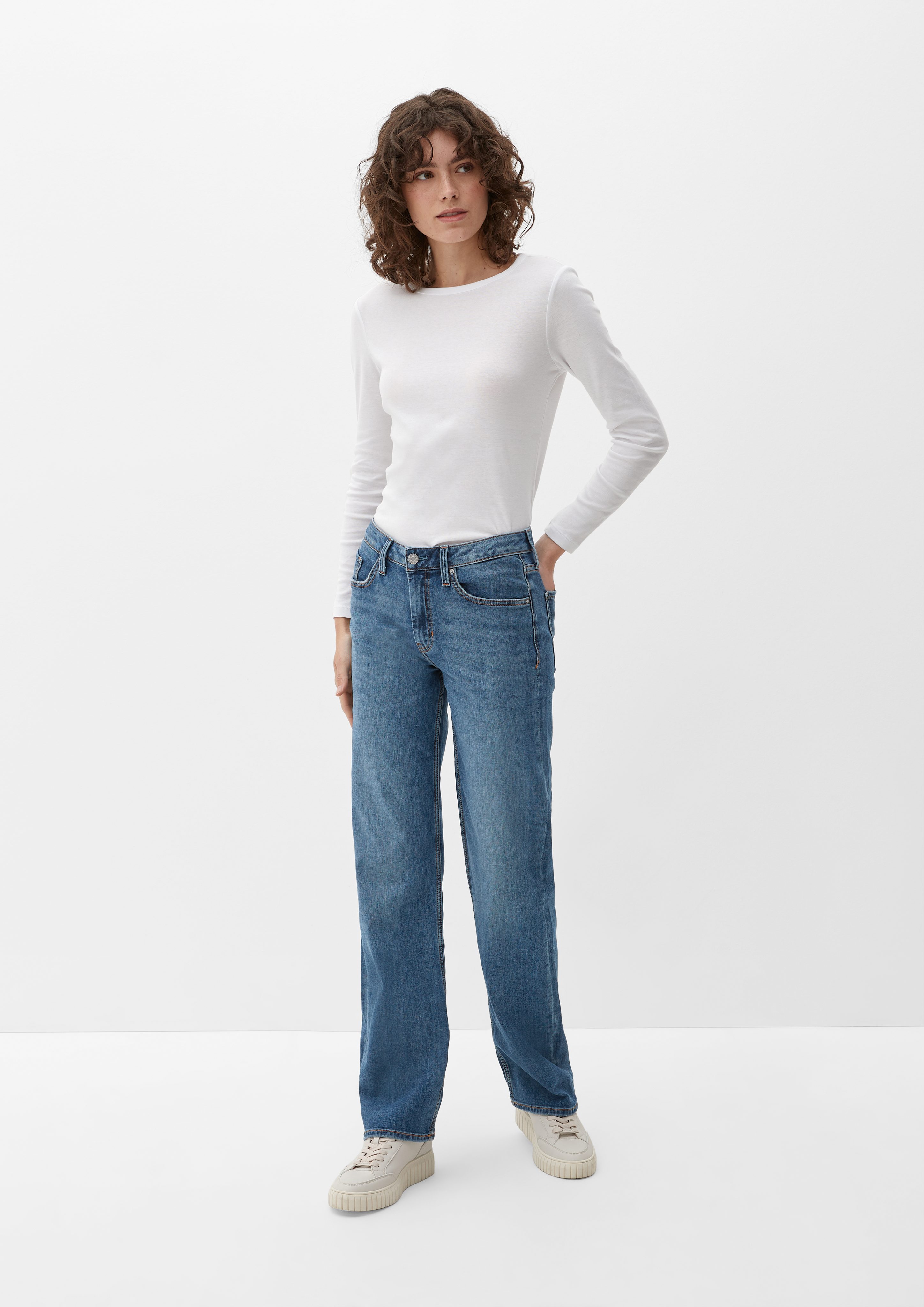 s.Oliver 5-Pocket-Jeans Jeans Karolin / Regular Fit / Mid Rise / Straight Leg Waschung, Leder-Patch blau