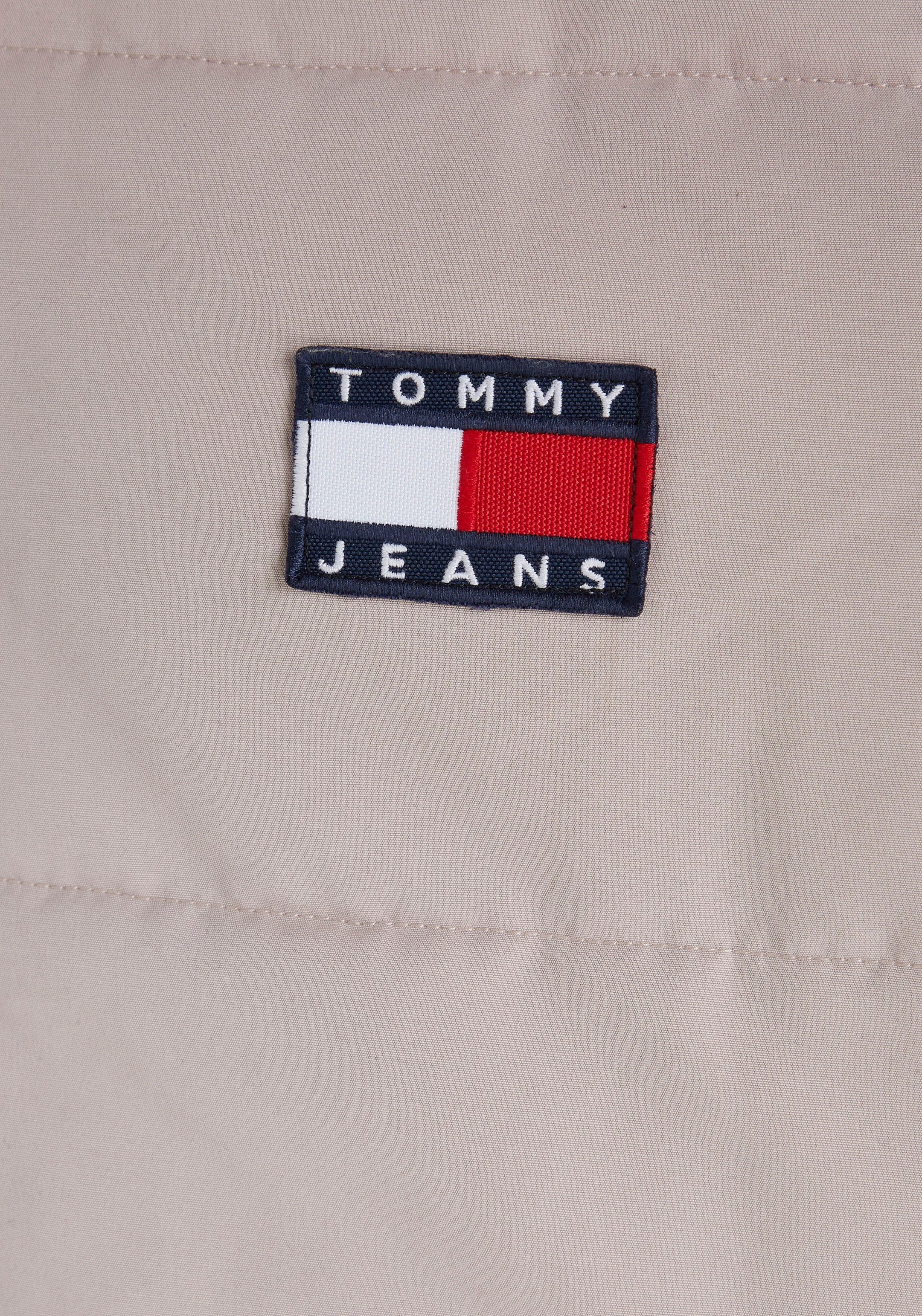 Logostickerei Stone Tommy PUFFER Steppjacke Rücken TOMMY GRAPHIC mit Jeans TJM auf Brandons dem