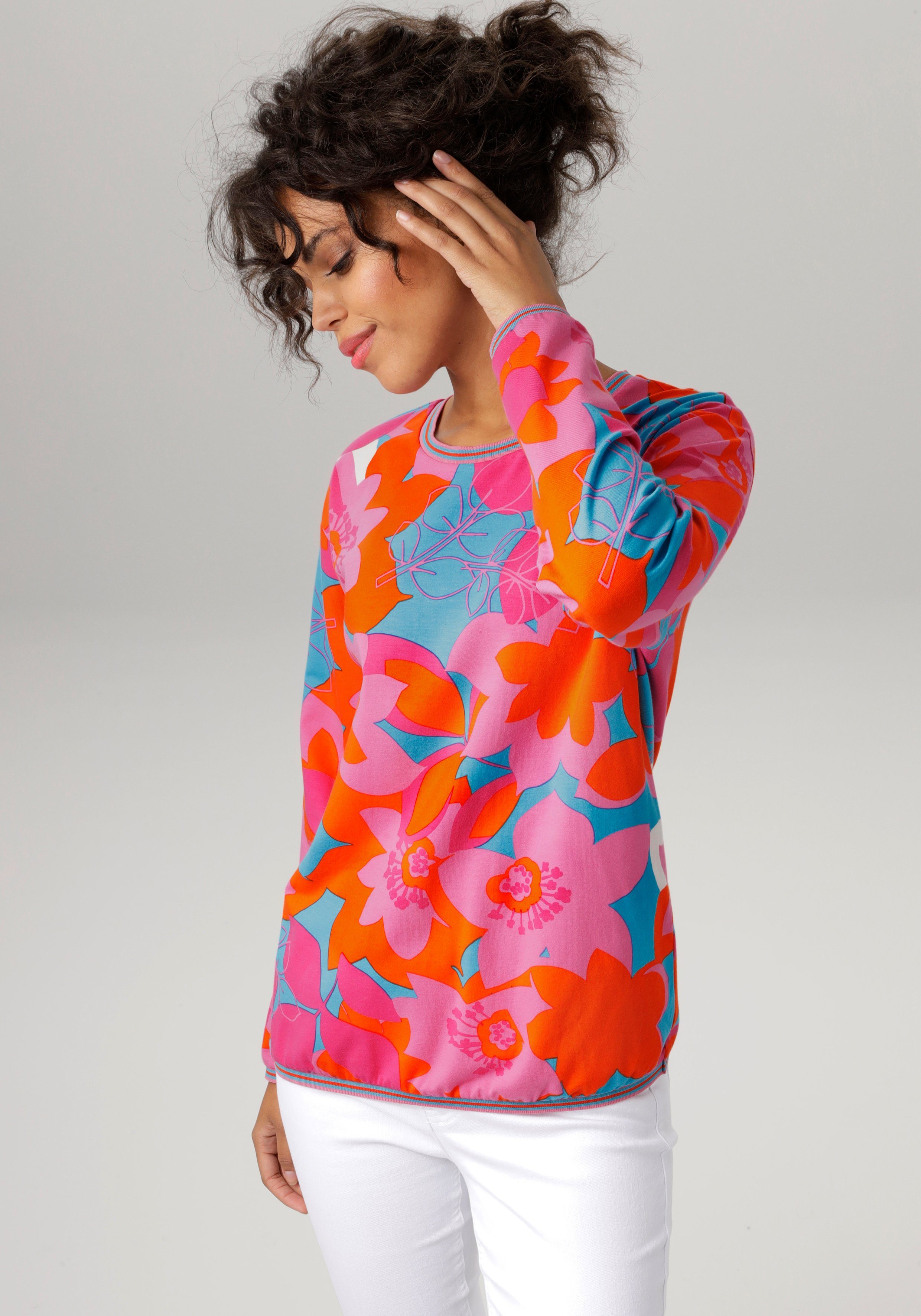 farbenfrohen CASUAL mit großflächigem, Aniston Sweatshirt Blumendruck