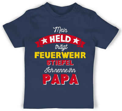 Shirtracer T-Shirt »Mein Held trägt Feuerwehrstiefel - Geschenk Vatertag Baby - Baby T-Shirt kurzarm« shirt bester papa - tshirt vatertag sohn - daddy thsirt - vater baby
