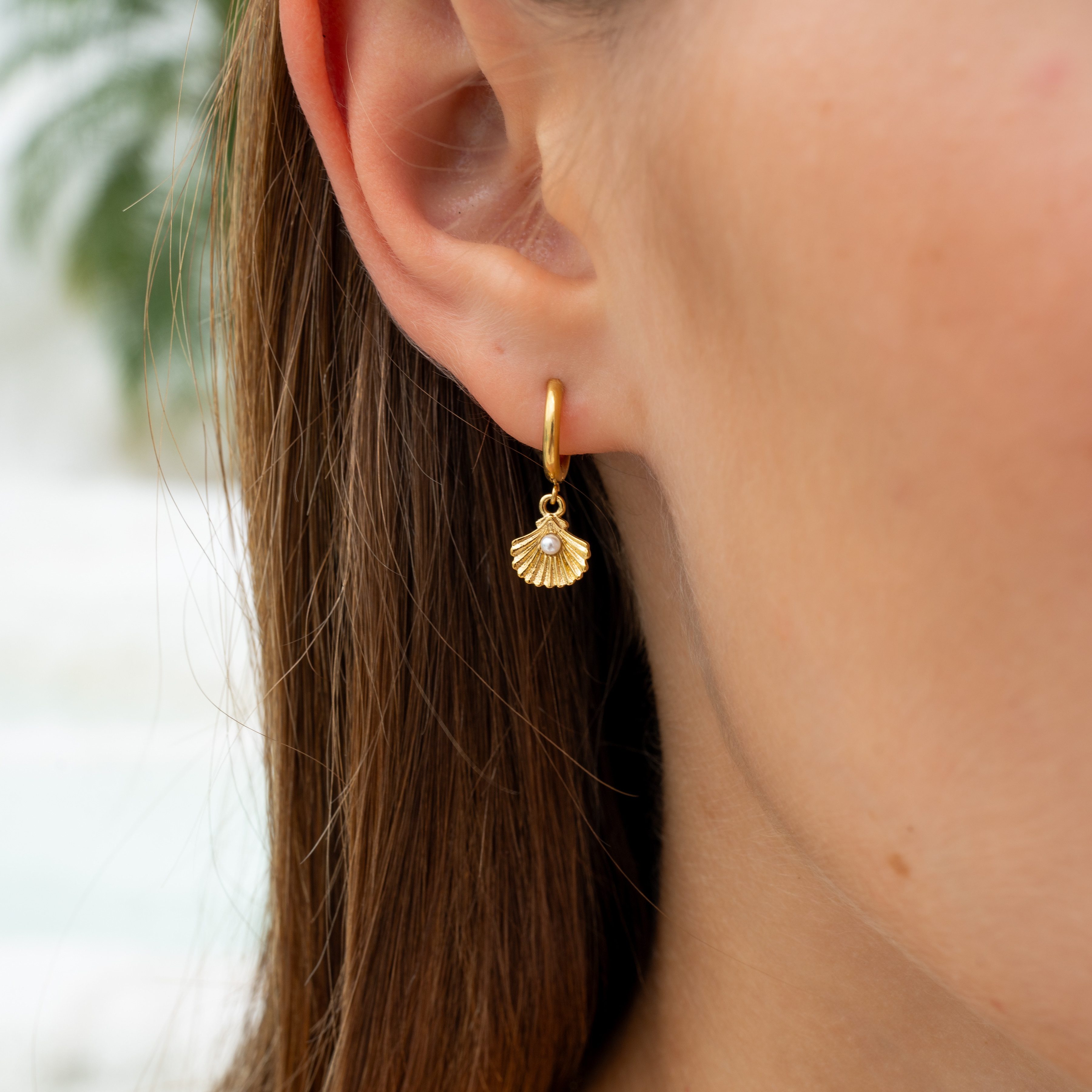 Made by Nami Paar Ohrhänger Ohrringe Damen Muschel Süßwasserperle Edelstahl Boho-Stil, Mit Muschelanhänger – mit Perle – minimalistisches Design – Bild 5 von 5