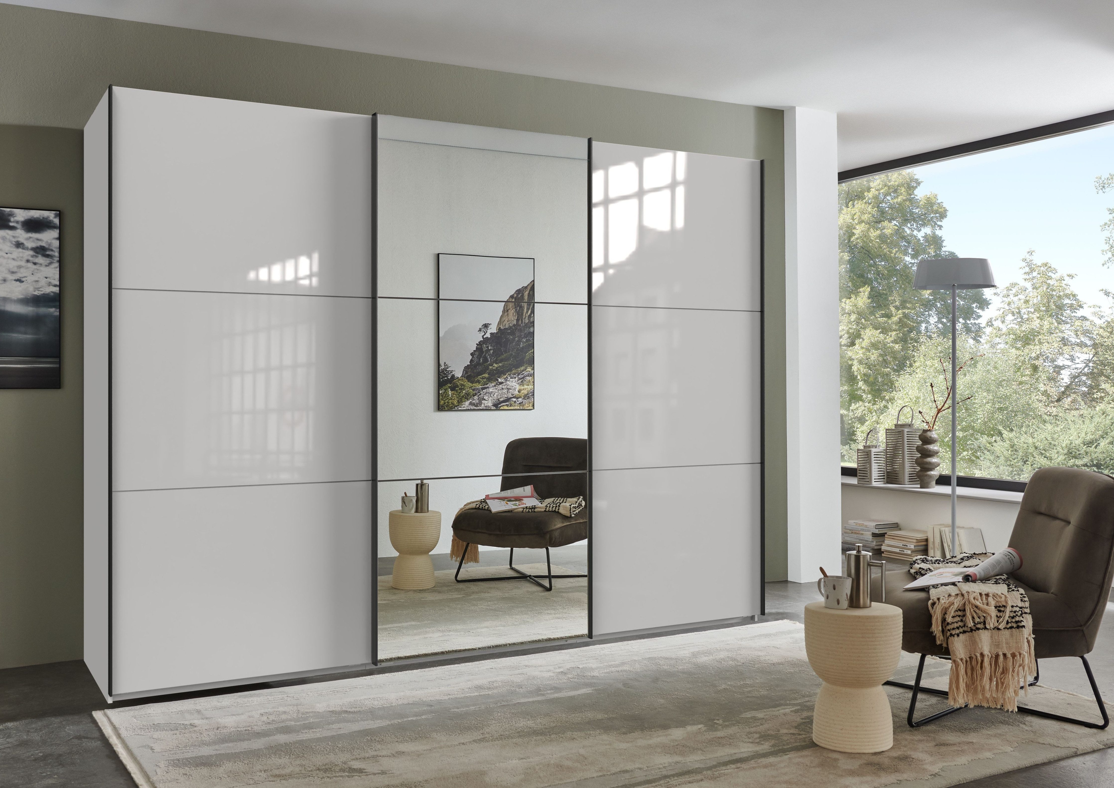 luma-home Schwebetürenschrank 22039 (3-türiger Kleiderschrank B300/H216/T65 cm mit Vollausstattung als optimale Stauraumlösung) Weiß mit Glasfront, Spiegeltür und schwarzen Griffleisten
