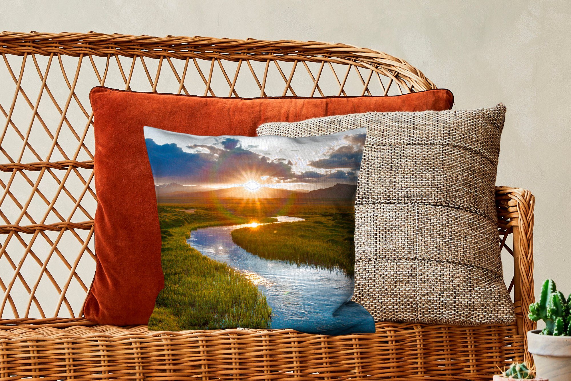 MuchoWow Dekokissen Sofakissen Schlafzimmer, Deko, mit Wohzimmer, Füllung Sonnenuntergang für Zierkissen über einem Fluss, ruhigen