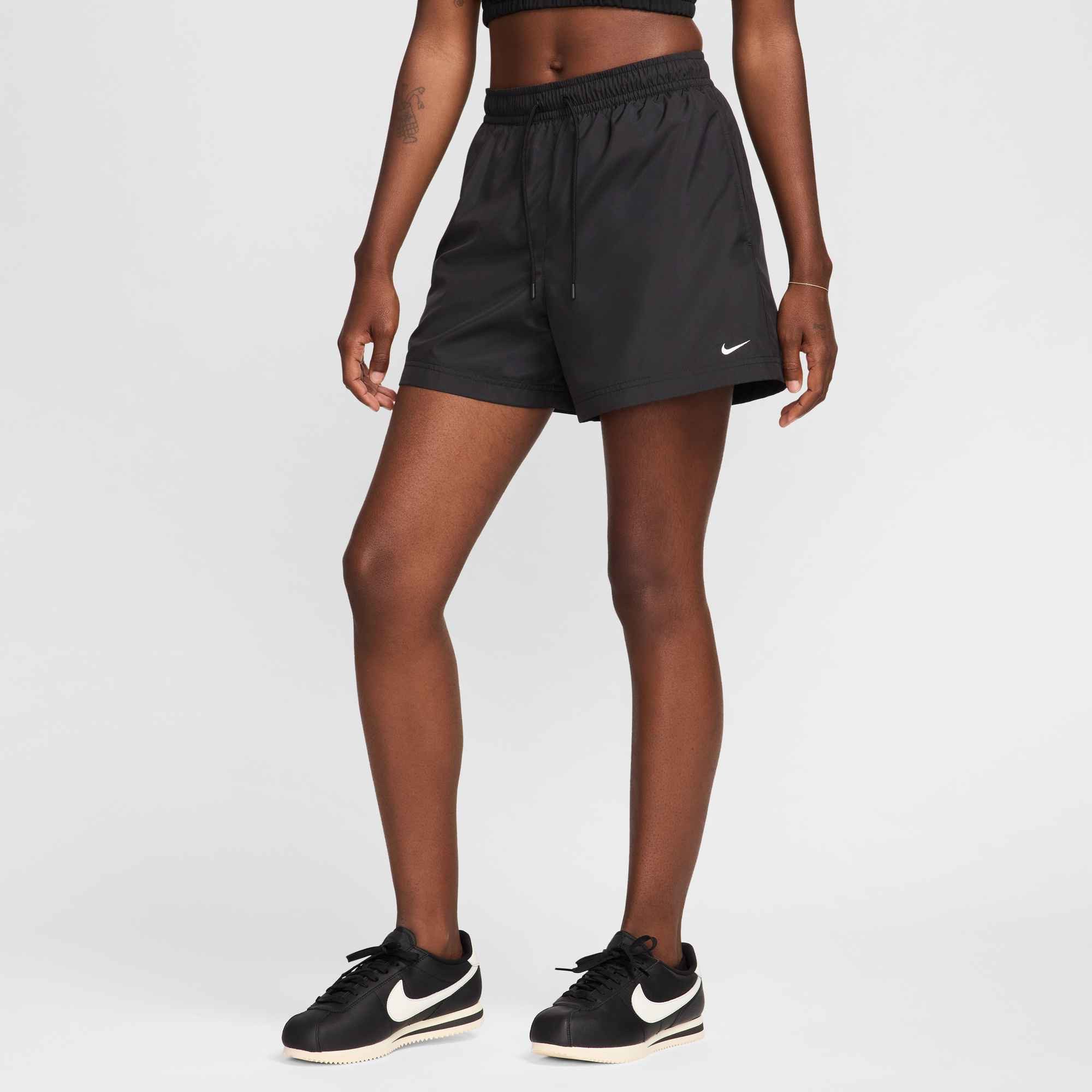Nike Sportswear Shorts W NSW MR ESSNTL WVN SHORT bequeme Passform, aus Polyester