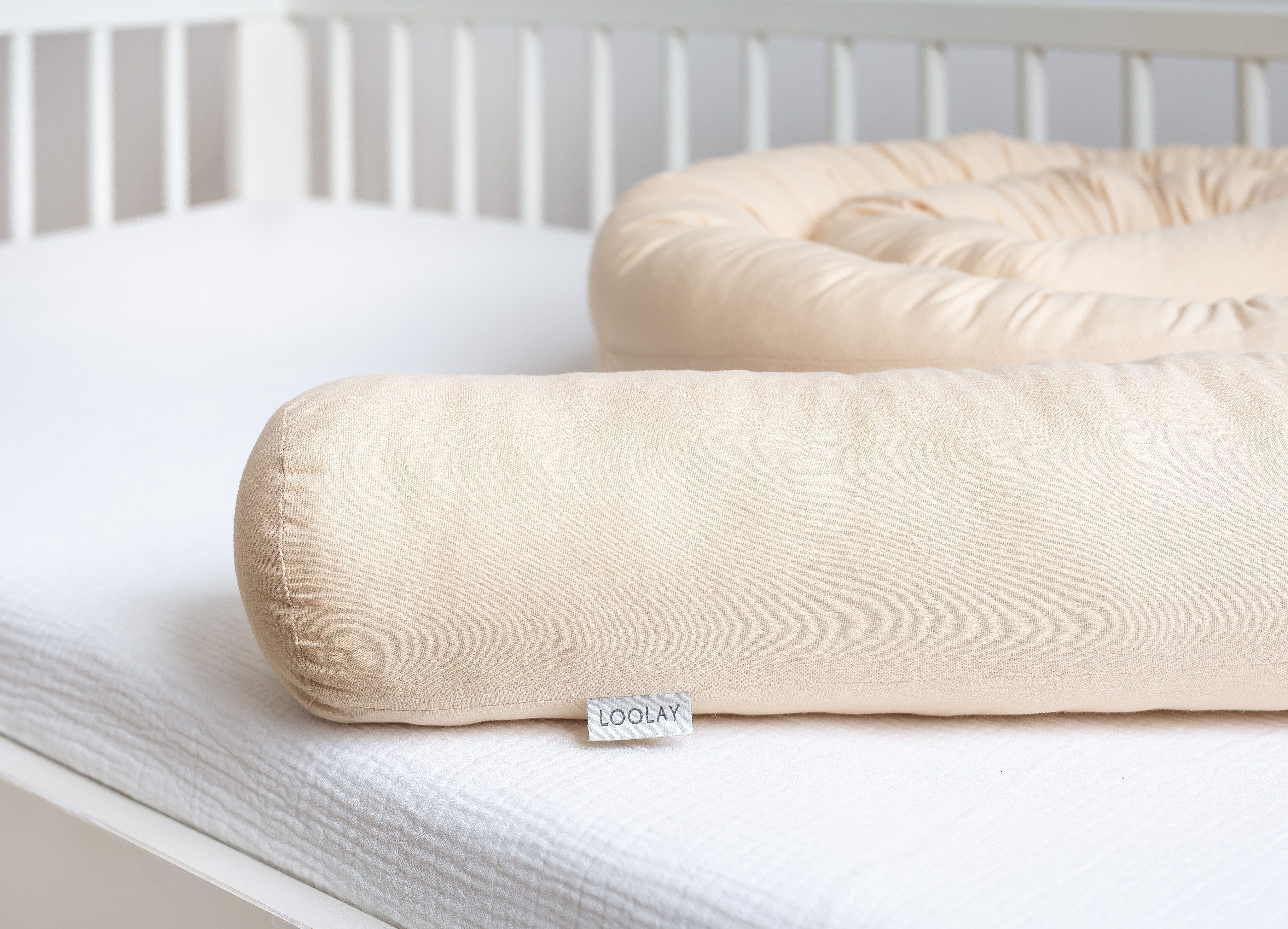 Loolay Nestchenschlange 100% BEIGE Baumwolle Multifunktion PREMIUM Bettschlange Stoffschlange, (Bettumrandung Krabbeldecke Babybett Umrandung Schlange Bett Kopfschutz, Zierkissen Bettrolle Dekokissen Zugluftstopper - Super GESCHENK), LOOLAY® - 100% Europäische Stoffe und Kleinserien-Nähen!