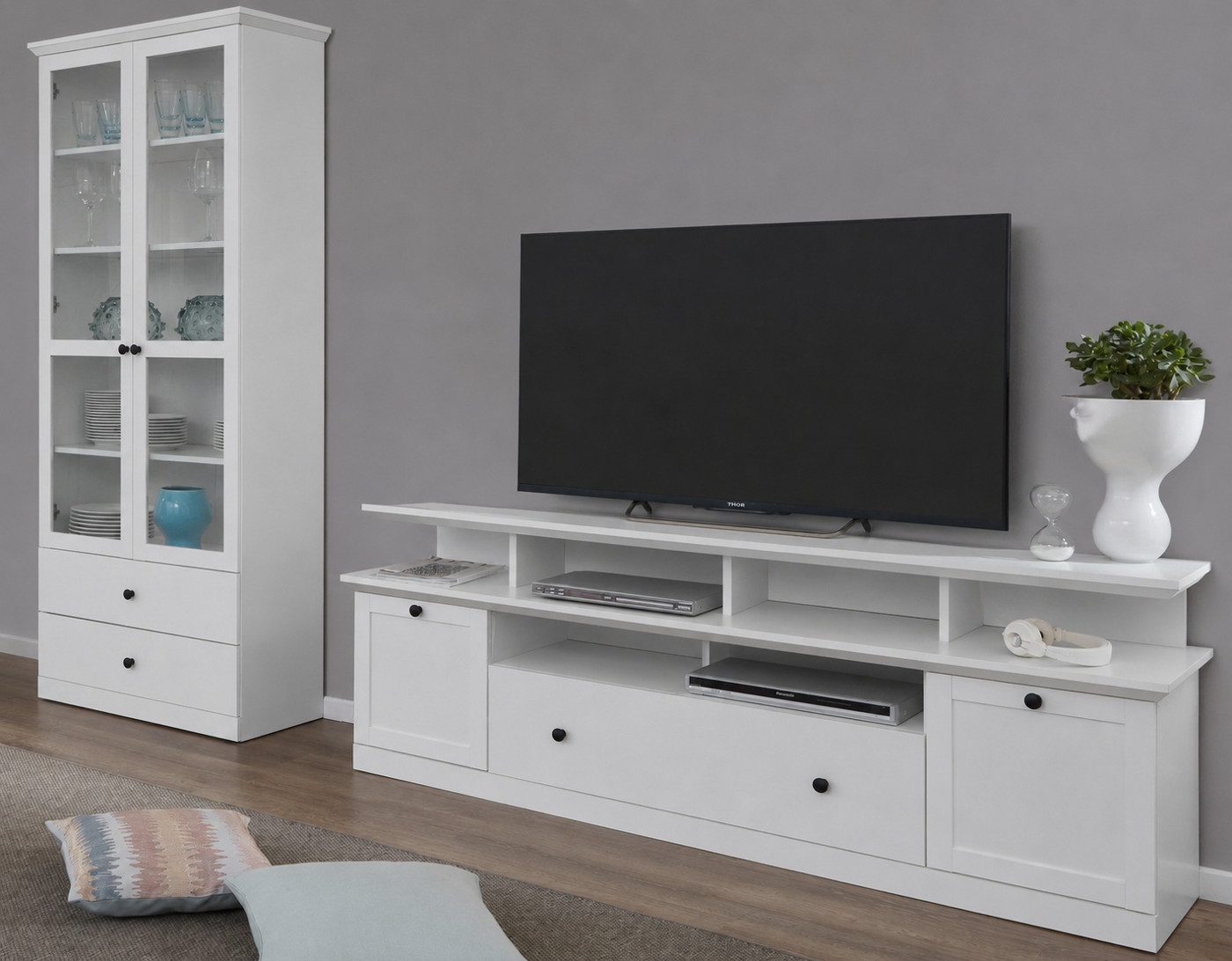 Furn.Design Wohnwand Milla, (Wohnzimmer Set 2-teilig in Weiß Landhaus, Vitrinenschrank und TV-Lowboard mit TV-Podest), inklusive TV Podest