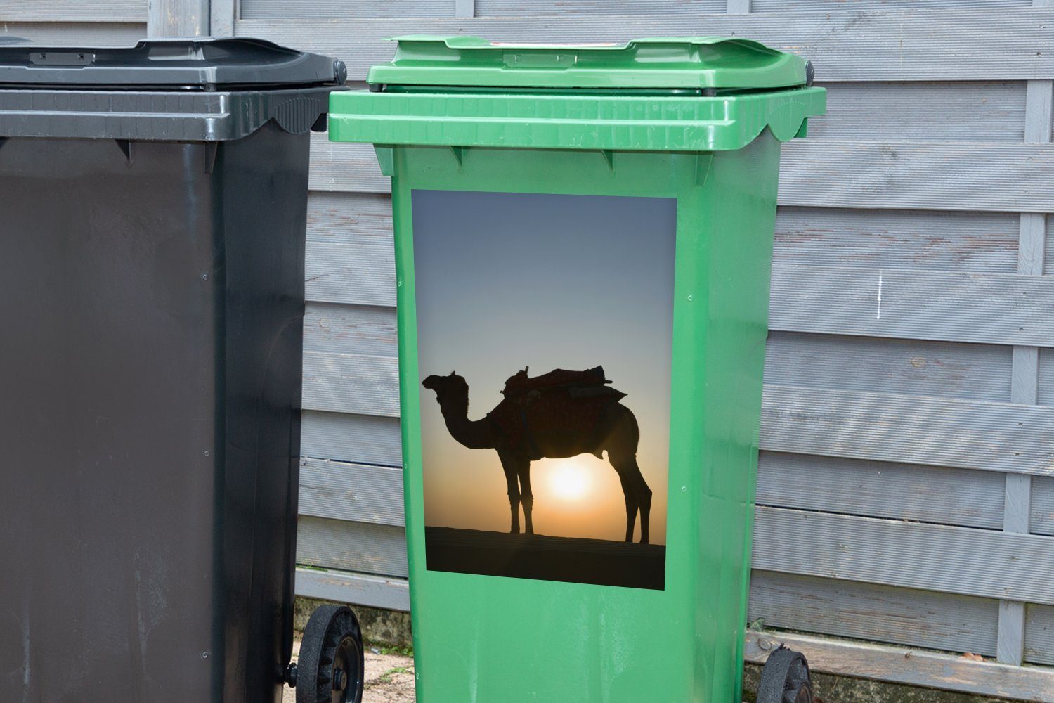 MuchoWow Mülltonne, Sonne Container, Sticker, Schwarz Wandsticker (1 - St), Abfalbehälter Mülleimer-aufkleber, - Kamel