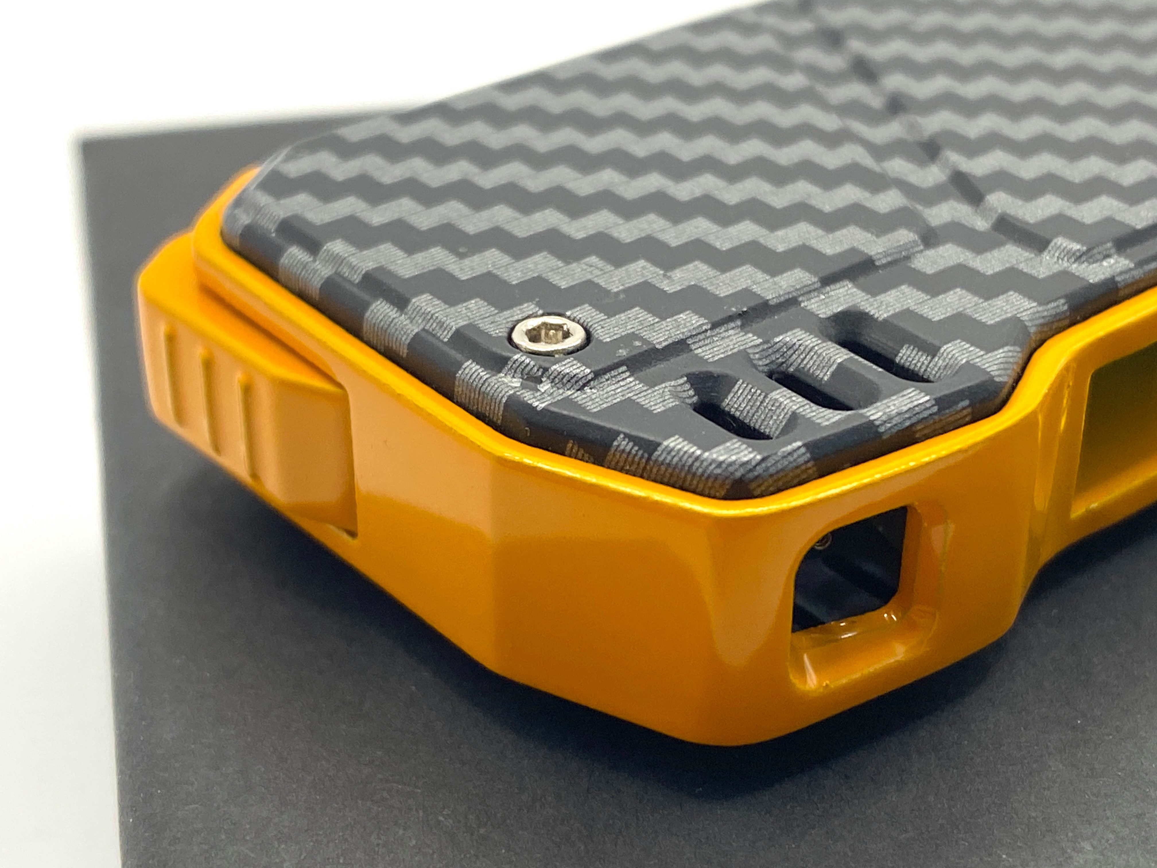 meytrade Feuerzeug Myon Softflame Carbon Pfeifenfeuerzeug mit Tool Pfeifenbesteck (in schöner Geschenkbox verpackt), in rot, gelb und schwarz Carbon erhältlich