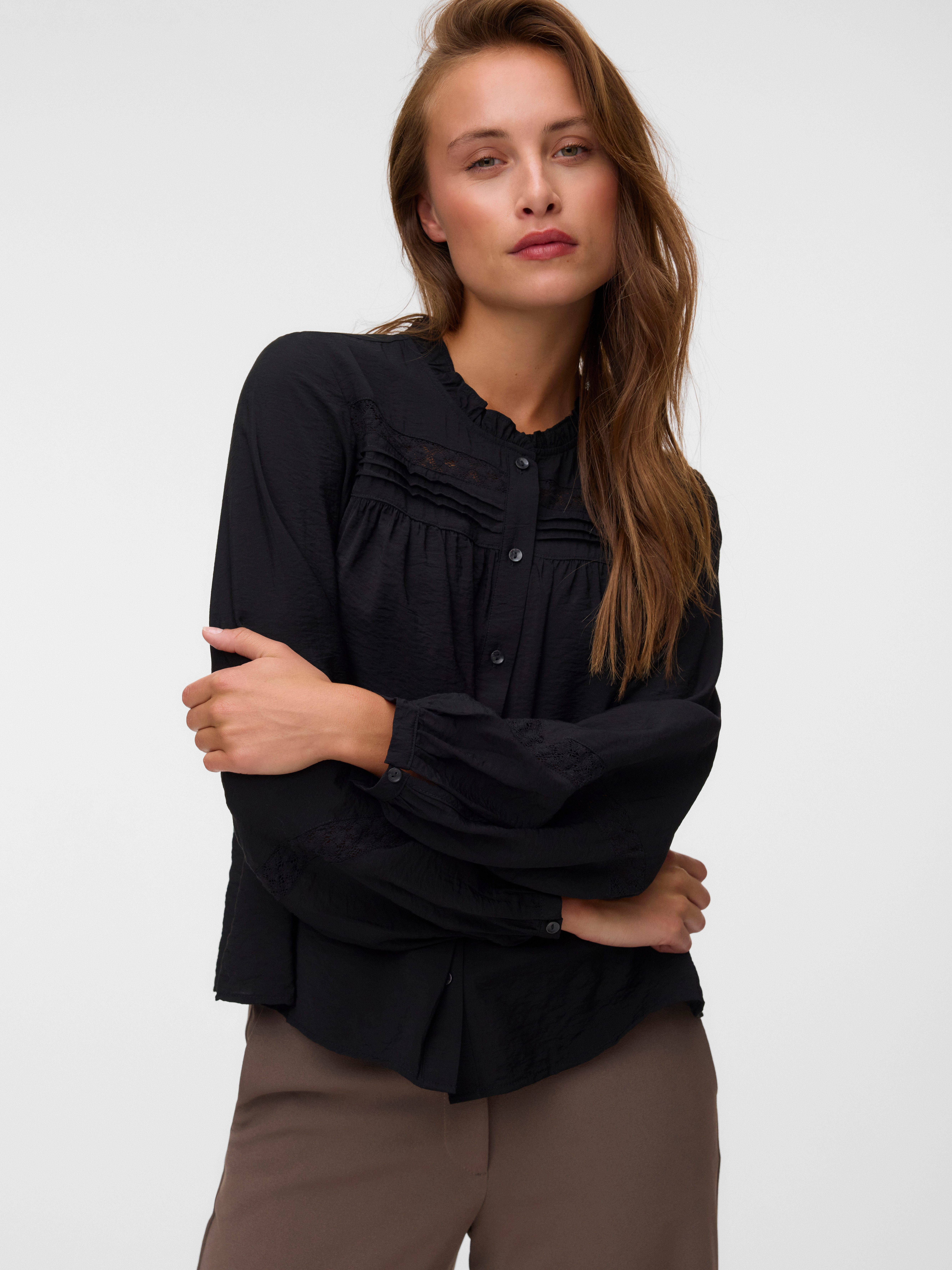 Langarmbluse VMCASEY LS LACE SHIRT WVN NOOS