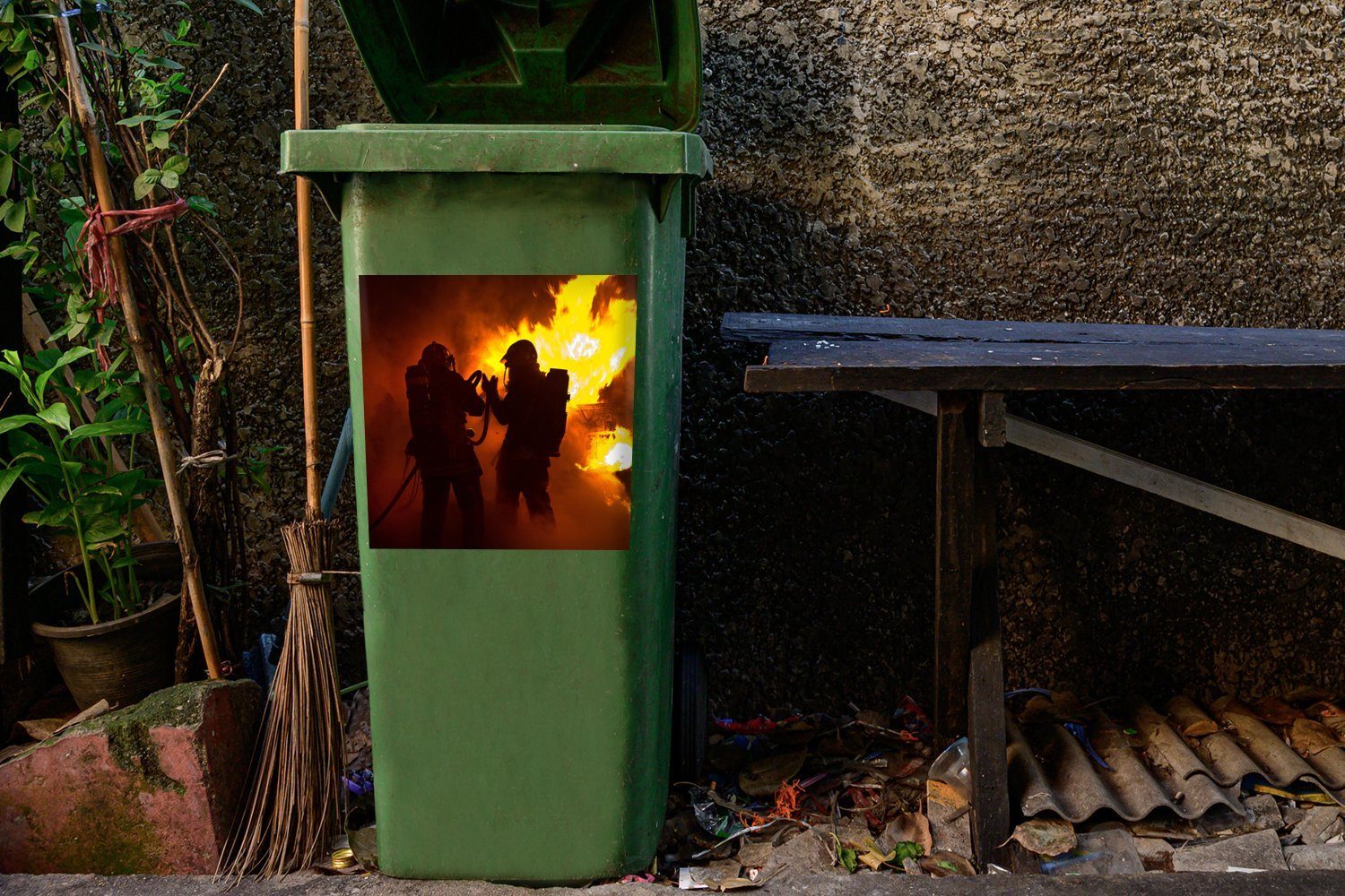 Mülltonne, St), Wandsticker Abfalbehälter Silhouetten (1 Sticker, Container, Mülleimer-aufkleber, Feuerwehrleuten von MuchoWow