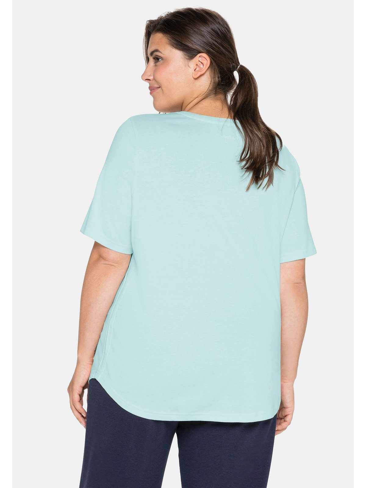 Sheego T-Shirt gerundetem Größen Große mit verlängertem Kurzarm Saum und