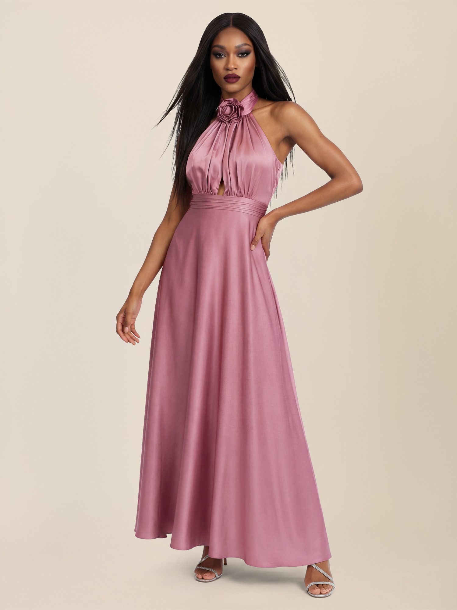 Apart Abendkleid aus Satin mit amerikanischem Ausschnitt