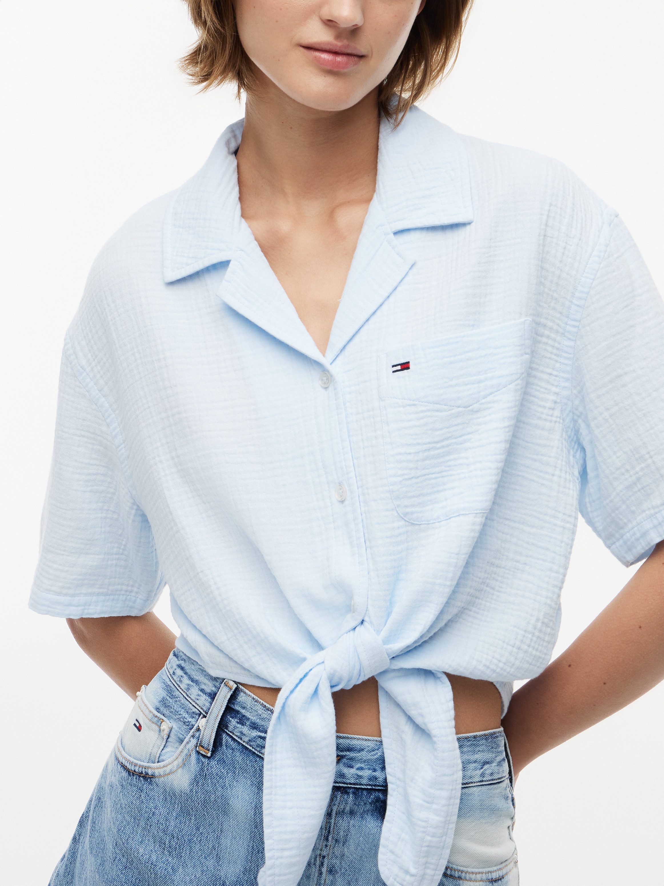 Tommy Jeans Kurzarmbluse TJW TEXTURED TIE FRONT SS SHIRT Baumwolle, Brusttasche, Saum zum Knoten