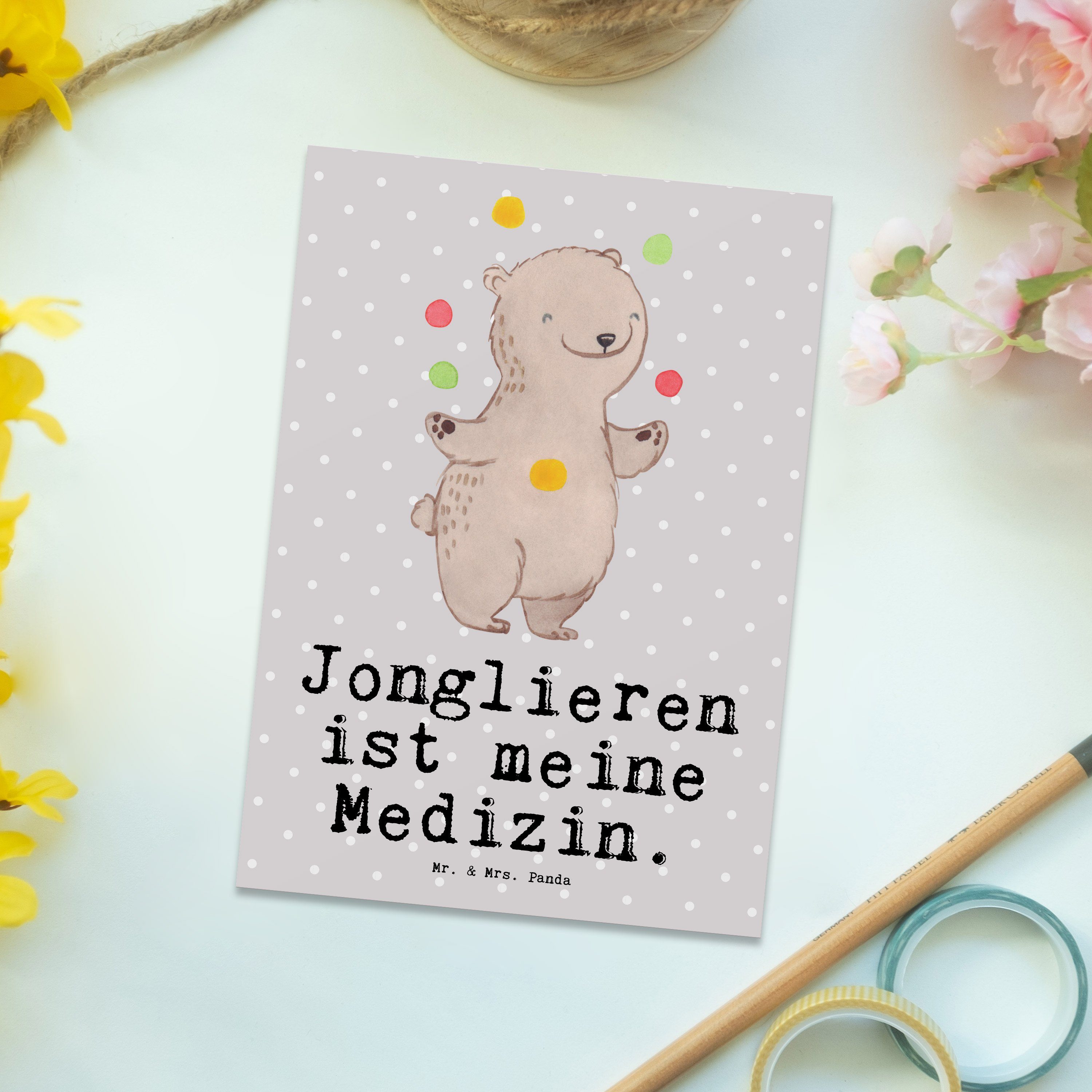 Mr. & Mrs. Panda Postkarte Bär Jonglieren Medizin - Grau Pastell - Geschenk, Geschenkkarte, Arti