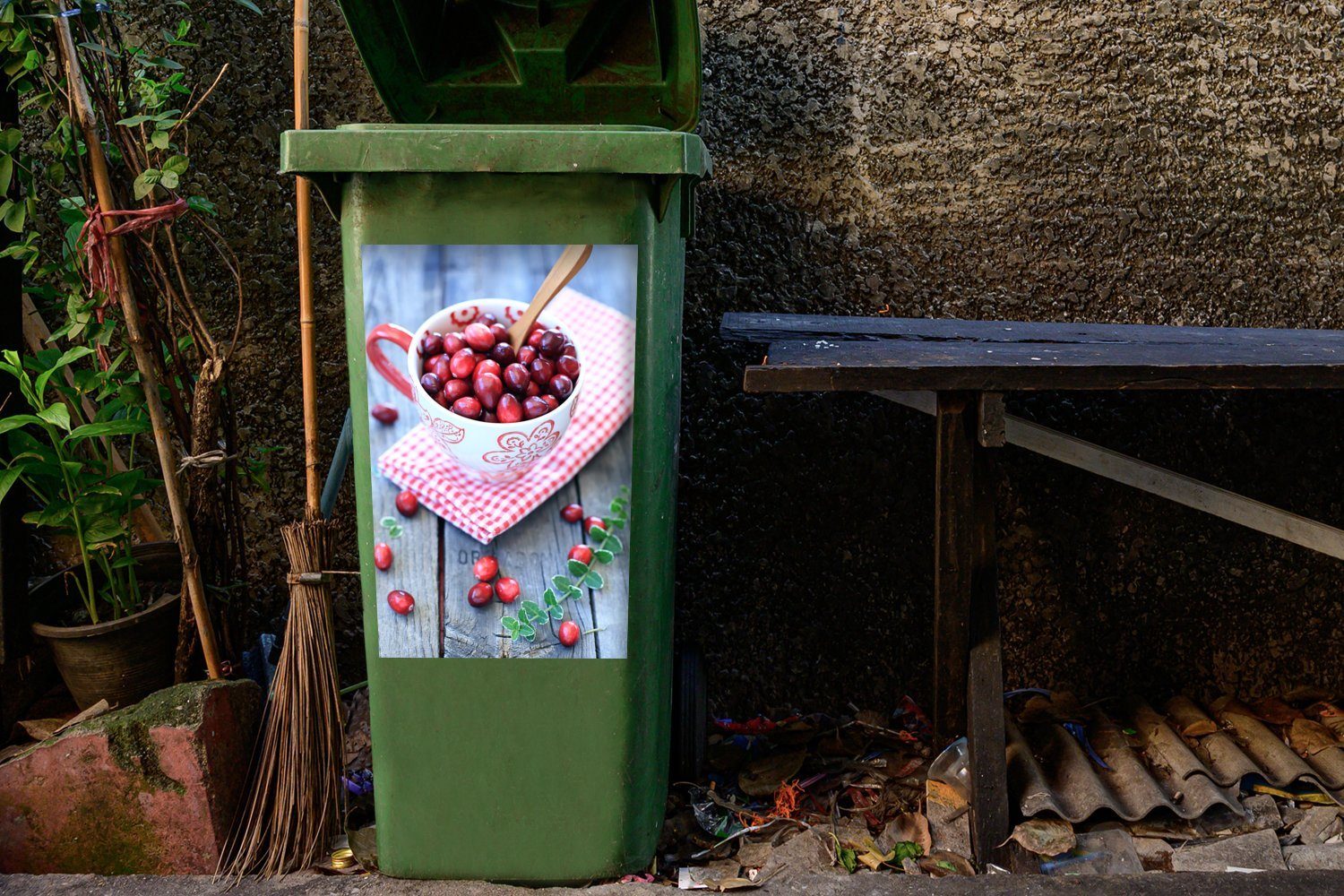 MuchoWow Wandsticker Eine dekorative Schale mit Abfalbehälter Teeteppich Container, Mülleimer-aufkleber, (1 auf Sticker, Mülltonne, Preiselbeeren einem St)