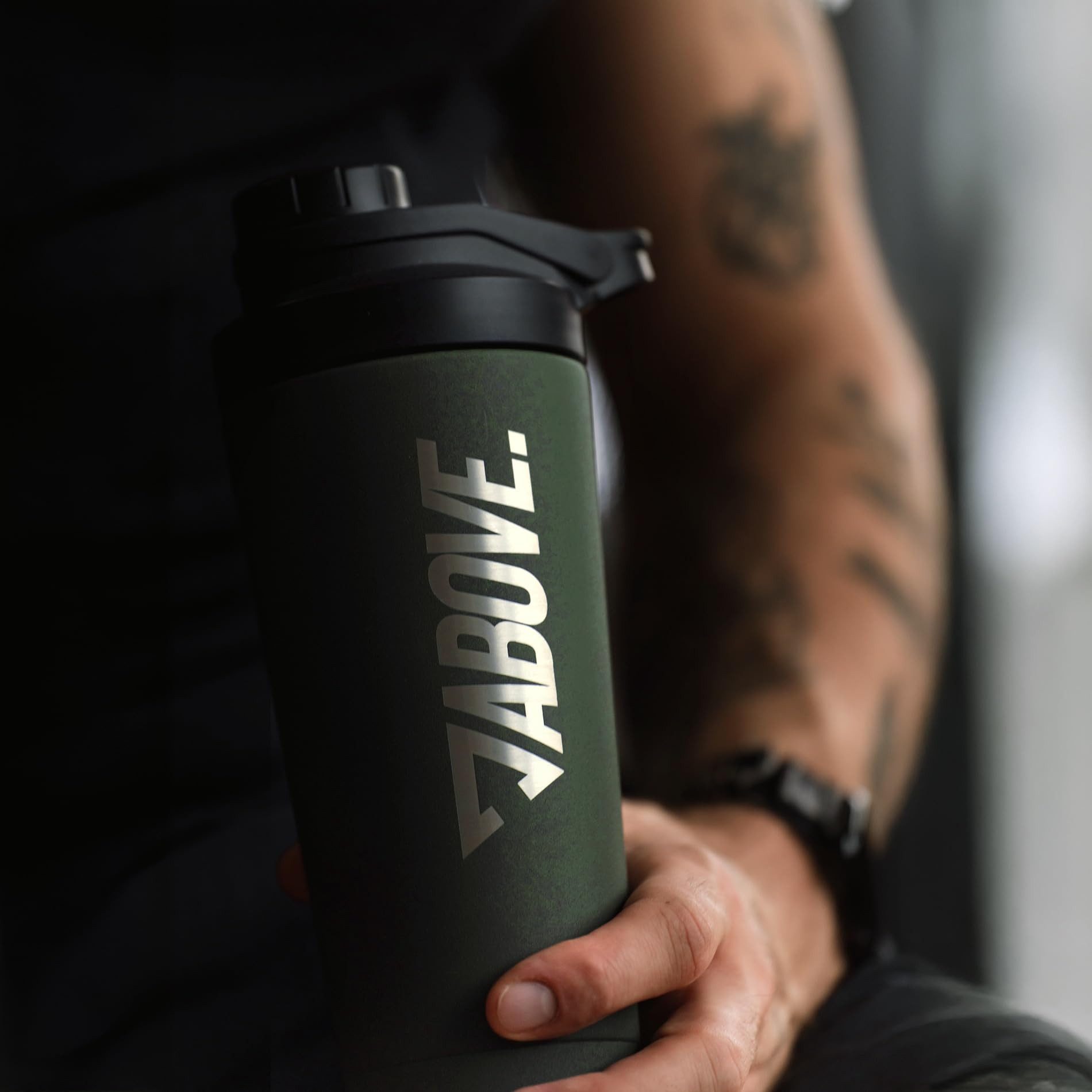 ABOVE. Protein Shaker 750ml – BPA-frei & isolierend: hält Shakes 12H eiskalt, (Integrierte Skala & 100% auslaufsicherer Deckel), Robust & langlebig – spülmaschinengeeignet bis 45°C