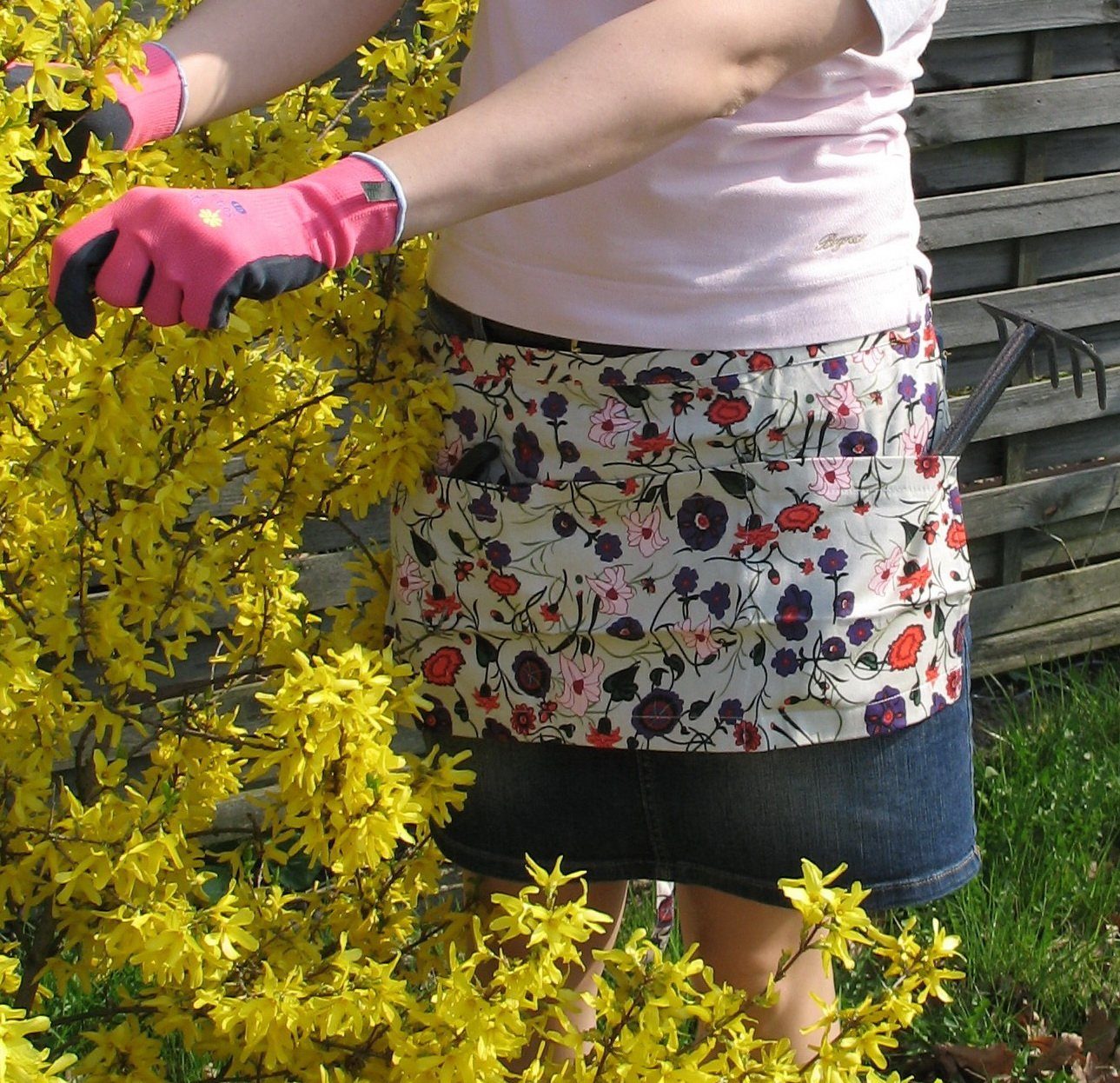 GUT-Produkte Umhängeschürze Gartenschürze Passion mit Blumenprint günstig online kaufen