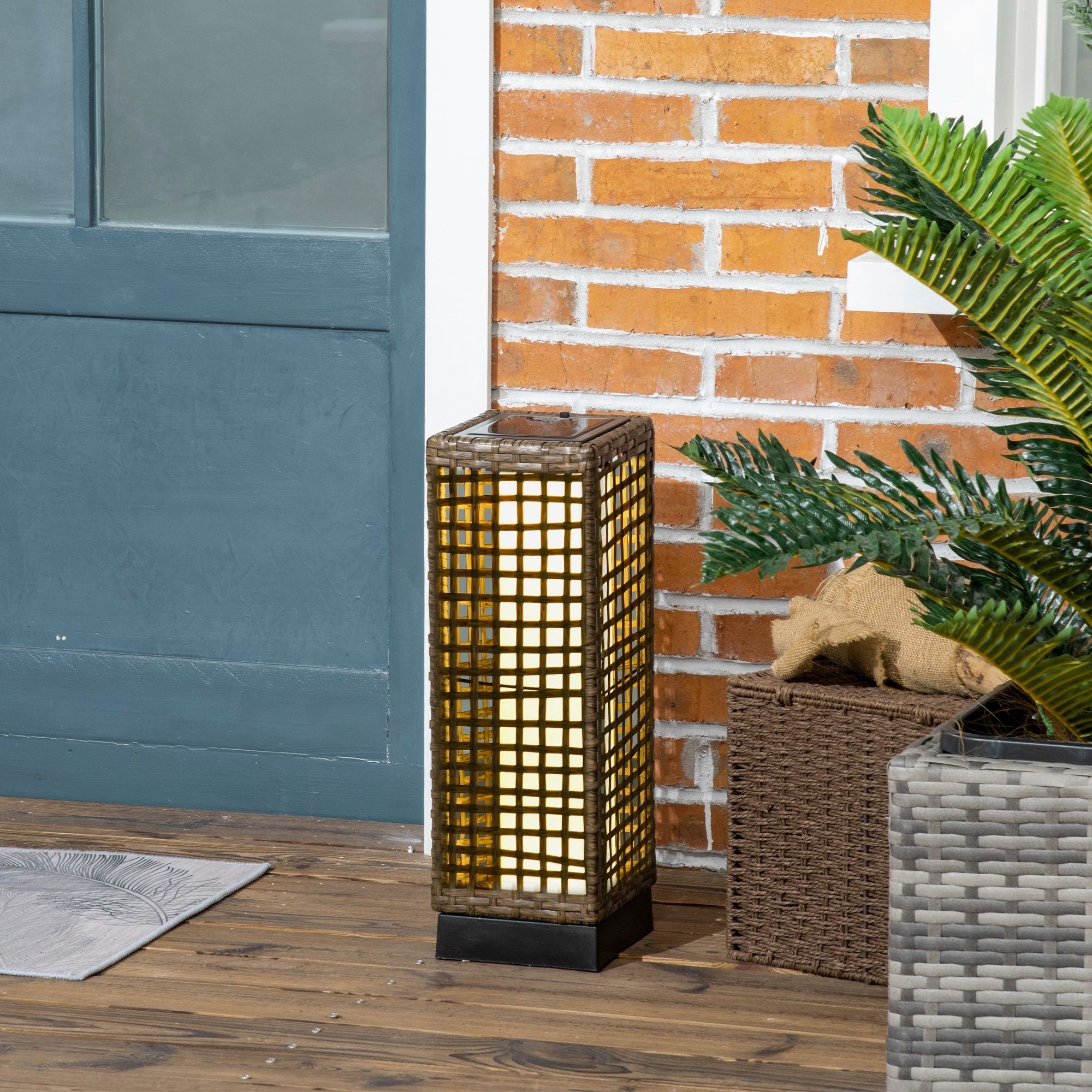 Outsunny LED Solarleuchte Rattan Solarlampe, Wasserdichte Wegleuchte mit Lichtsensor, Solarbetrieben, Lichtsensor, Wasserdicht, LED, Weiß, Stahl, Sand, 15,5 x 15,5 x 46 cm