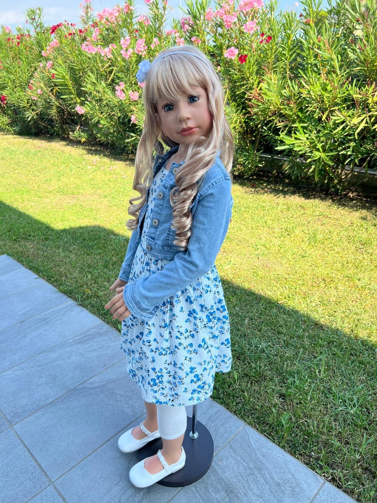 CMTPUPPENGALERIE Stehpuppe Josi von Monika Levenig - blond - 122 cm - (Blumenjeansjacke) (1-tlg)