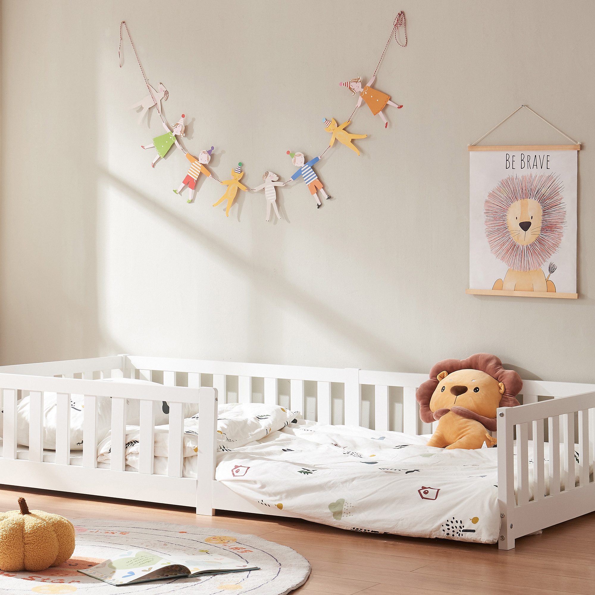 en.casa Kinderbett, »Tanna« mit Rausfallschutz 90x200 cm Montessori Kiefernholz Weiß