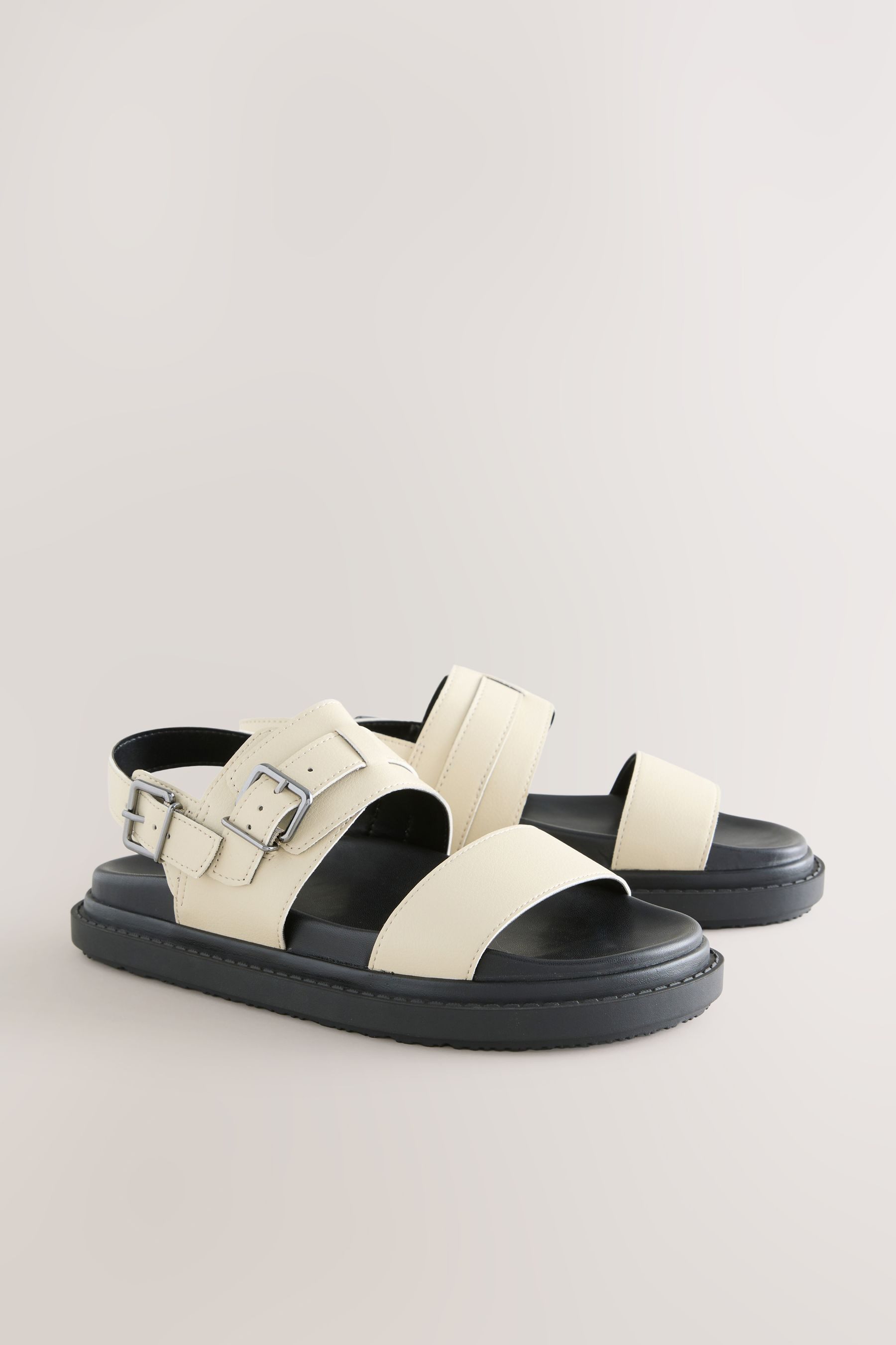 Next Sandalen mit Schnalle robustem Fußbett Sandale (1-tlg)