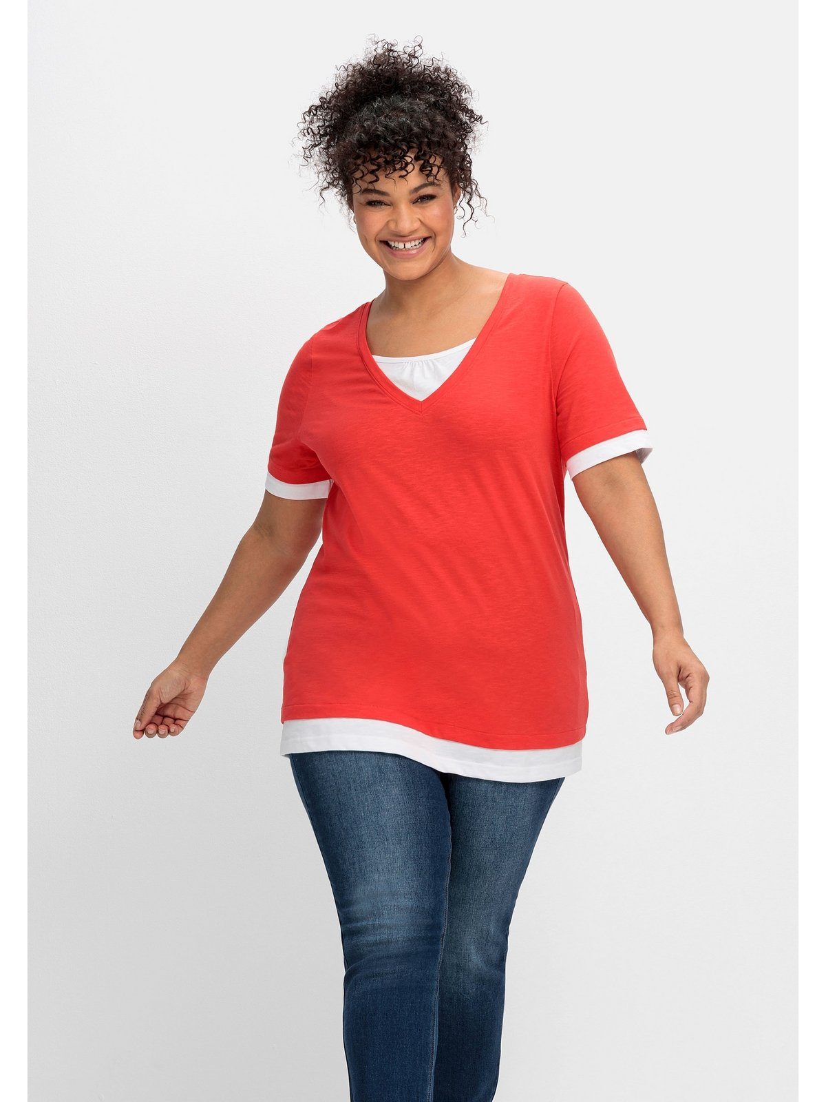 Sheego 2-in-1-Shirt Große Größen in 2-in-1-Optik, mit V-Ausschnitt rot-weiß | T-Shirts