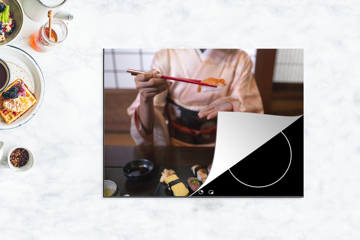 MuchoWow Herdblende-/Abdeckplatte Frau isst japanisches Arbeitsfläche Vinyl, (1 Mobile cm, Ceranfeldabdeckung Sushi, 70x52 nutzbar, tlg)