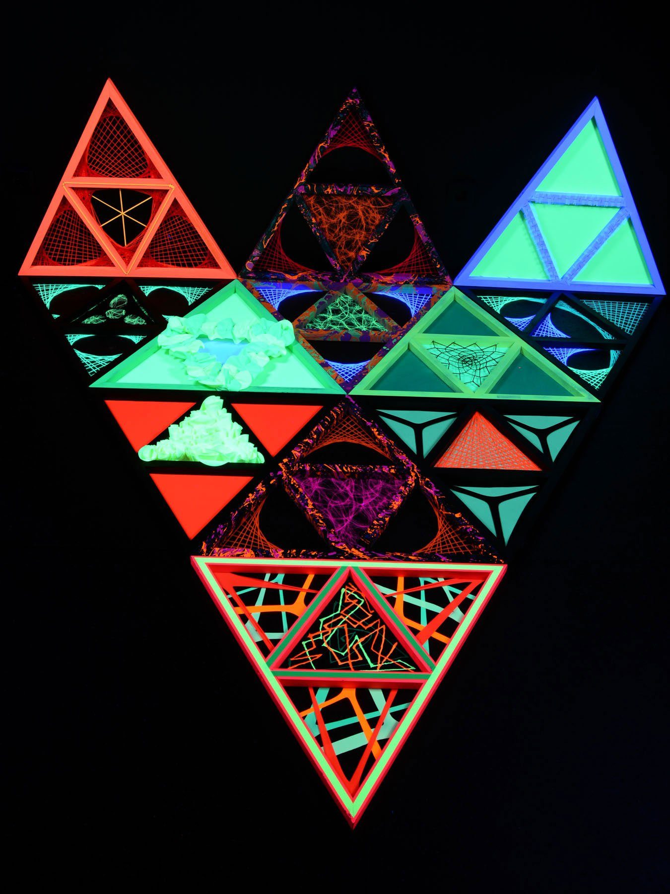 "Dark Dekoobjekt PSYWORK unter Schwarzlicht 65cm, Schwarzlicht Change Triangle", Pink Mind StringArt Psy UV-aktiv, leuchtet