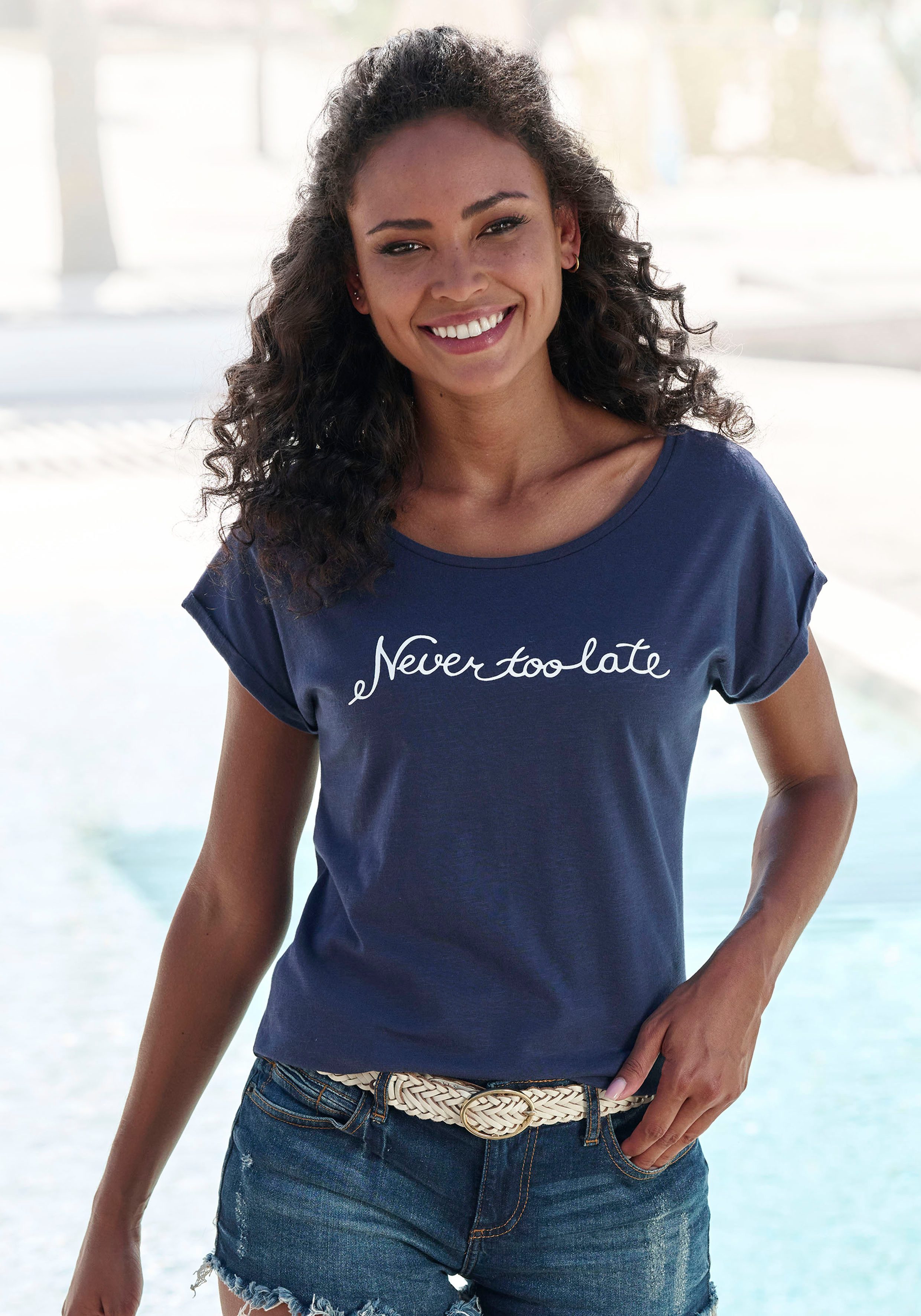 T-Shirt mit Frontdruck "Never too late"