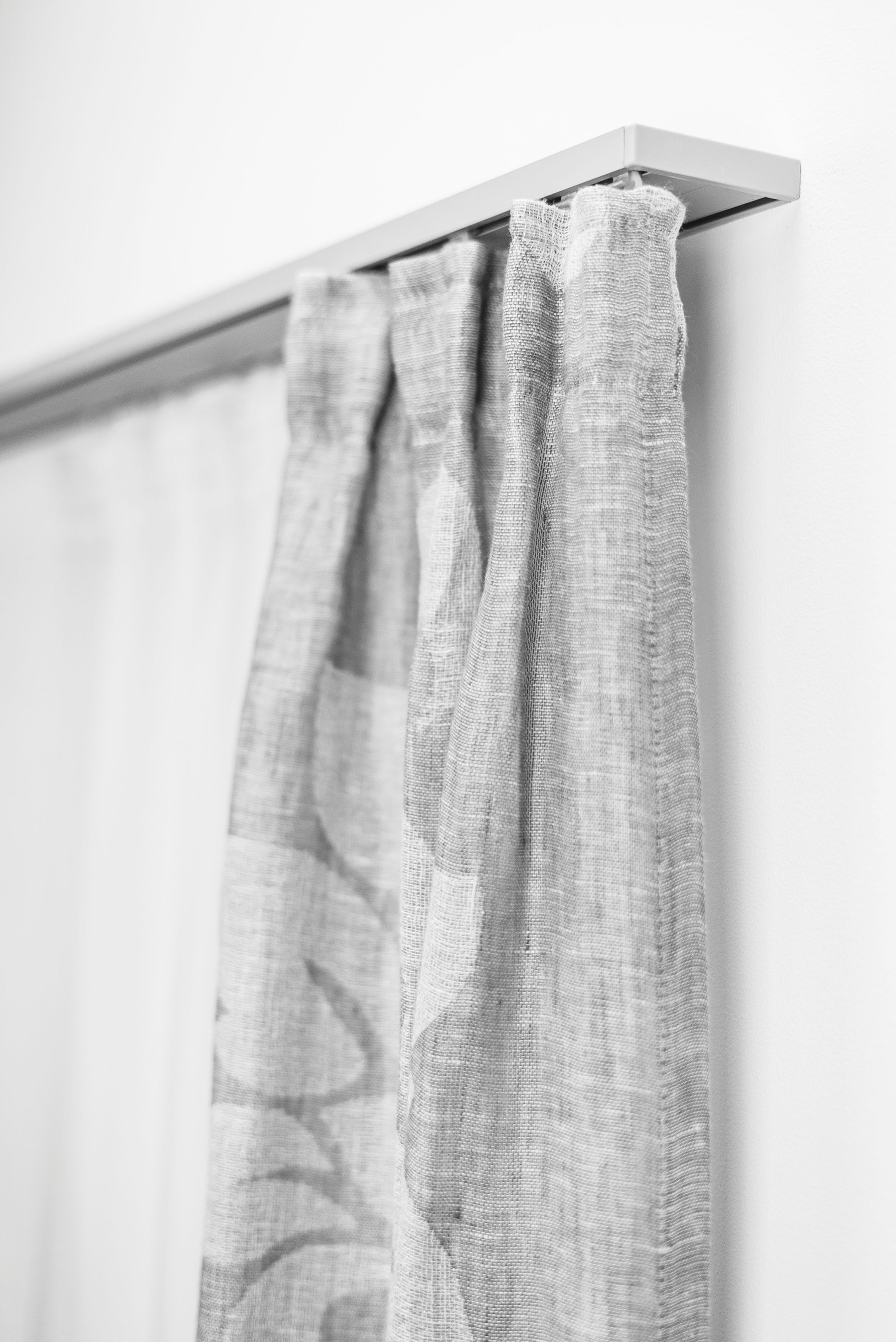 GARESA Gardinenschiene 102, 2-läufig, Wunschmaßlänge, mit Bohren, verschraubt, Aluminium, Kunststoff, Innenlaufprofil, schlicht, Deckenmontage, Aluminium, verlängerbar