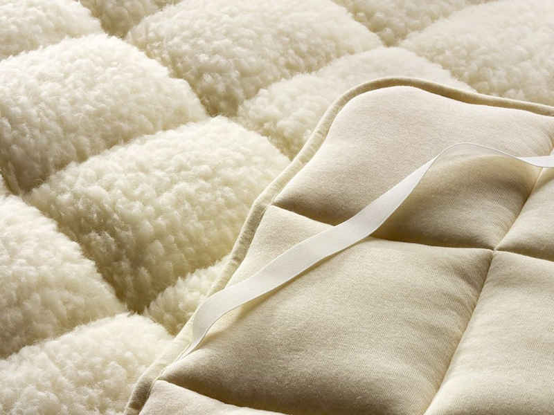 Matratzenauflage Spannauflage Lammflor mit Schafschurwoll-Füllung Irisette, wärmend und temperaturausgleichend, perfekt für Naturliebhaber