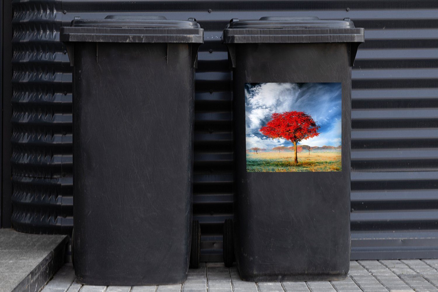 an Abfalbehälter Wandsticker Baum MuchoWow roten Mülltonne, Sticker, einsamen Die (1 St), Mülleimer-aufkleber, Container, Blätter einem