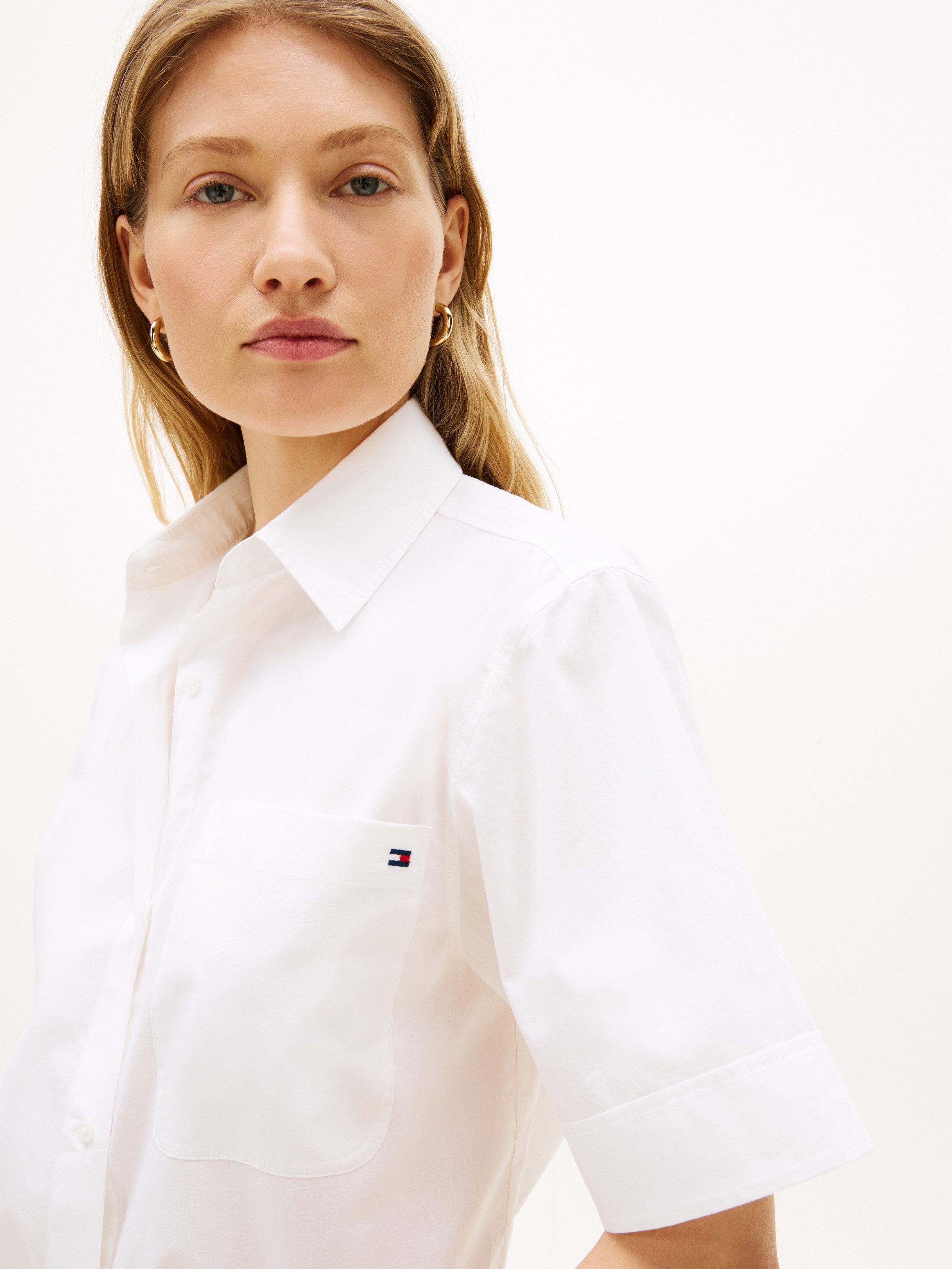 Tommy Hilfiger Kurzarmbluse ESSENTIAL POPLIN SHORT SLEEVE SHIRTS mit Hemdkragen, Flag Stickerei auf der Brust