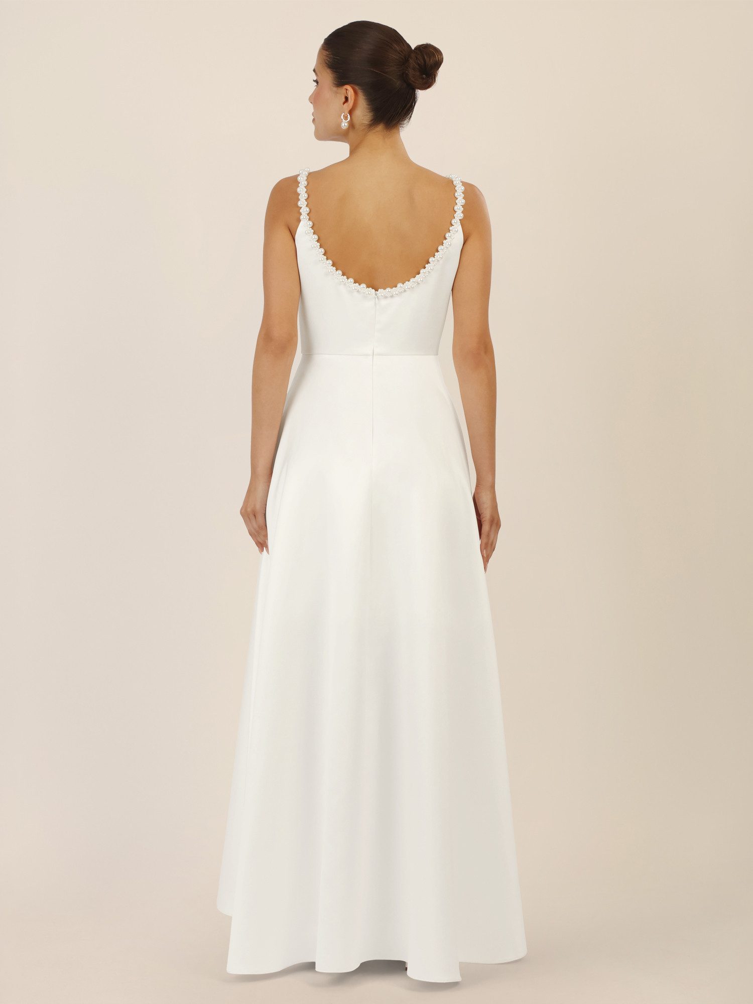 Apart Abendkleid mit Perlenbesatz am Ausschnitt