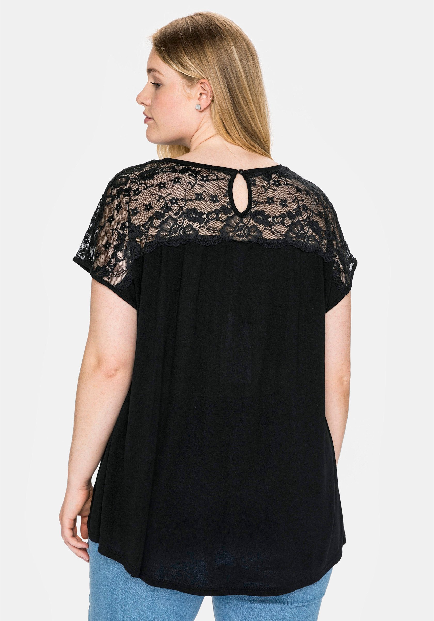 Sheego T-Shirt Spitzenshirt Kurzarm mit Spitzenpasse an der Schulterpartie – Bild 5 von 5