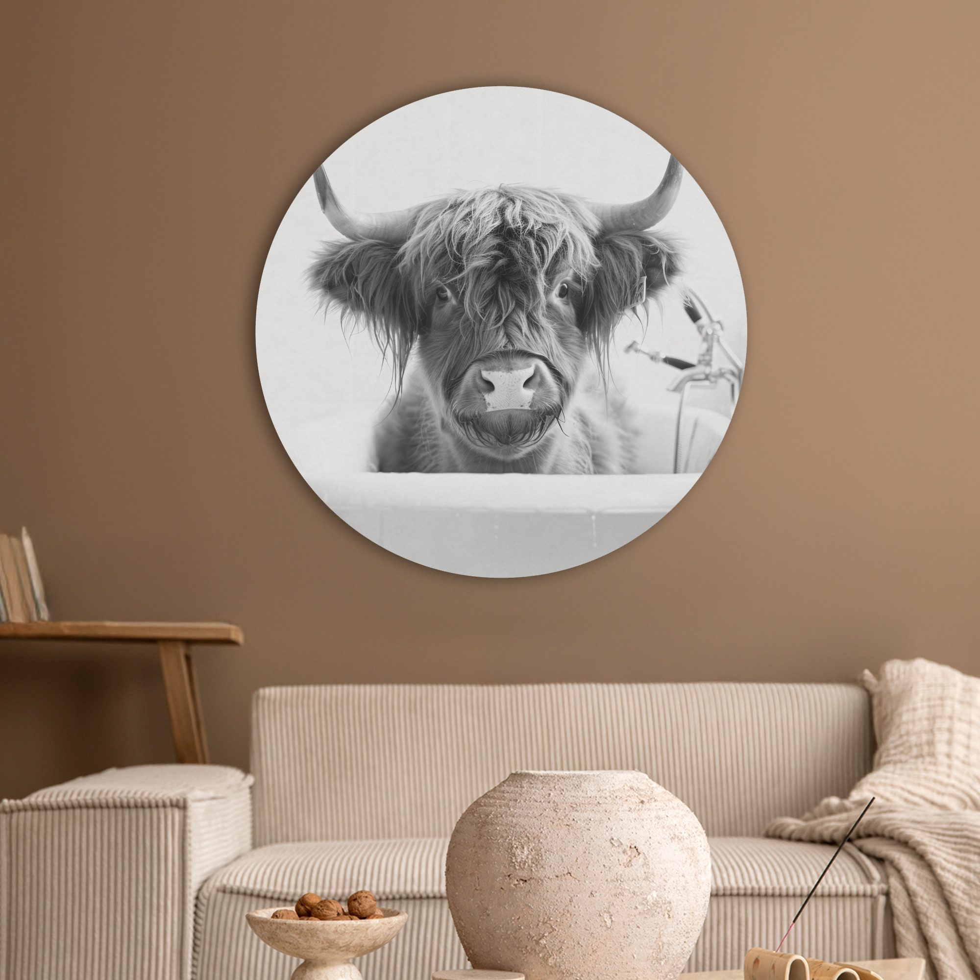 MuchoWow Gemälde Highlander - Kuh - Badewanne - Schwarz und weiß, Fotodruck (1 St), Wandkreis, Wandpaneele, Schalldämmung, Akustikbilder 50x50 cm