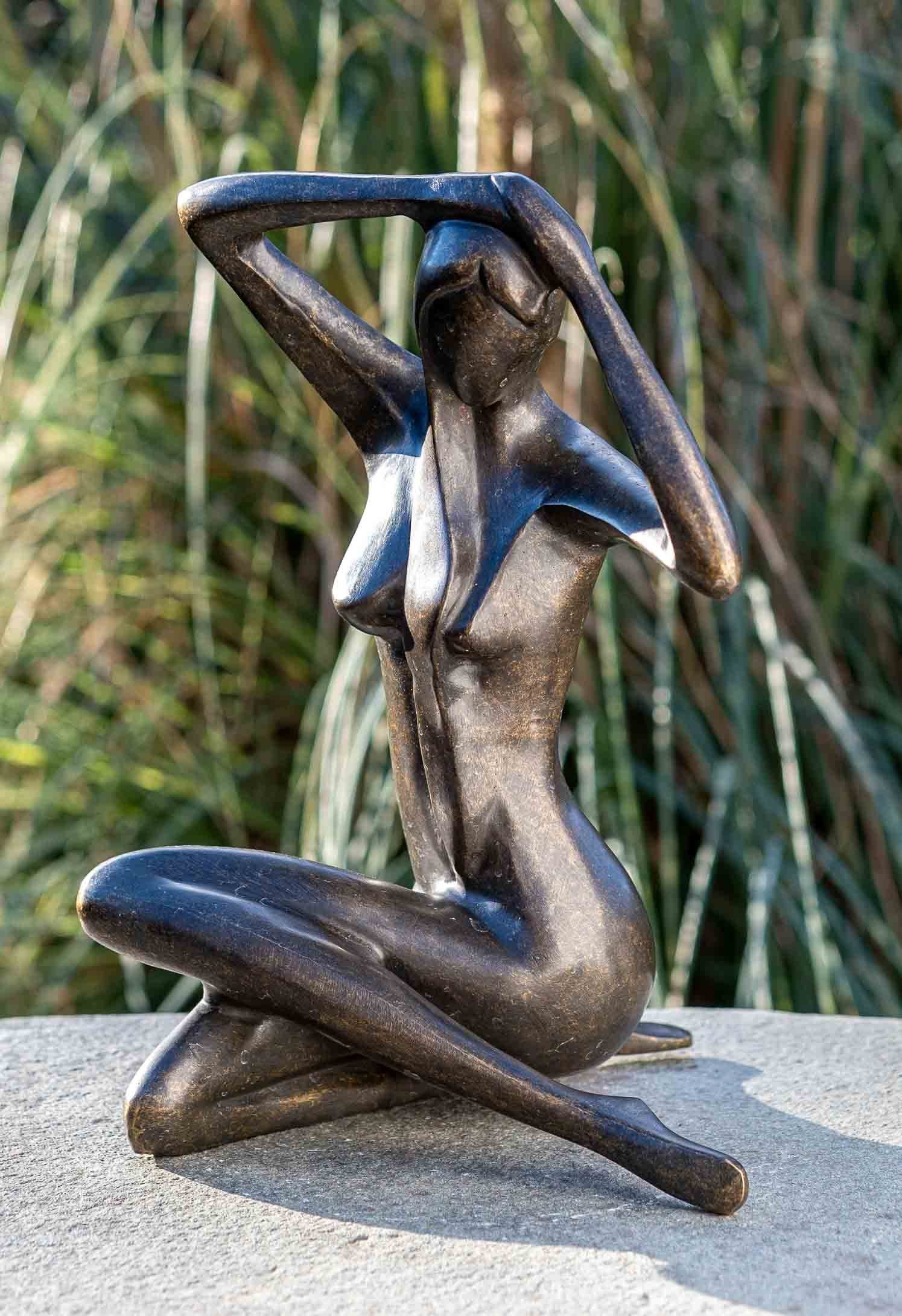 – Gartenfigur Sitzende Langlebig gegen IDYL Hand gegossen IDYL sehr witterungsbeständig Frost, Bronze-Skulptur und – und robust Bronze UV-Strahlung. Modelle von in in werden Bronze Frau, Wachsausschmelzverfahren patiniert. Die Regen –