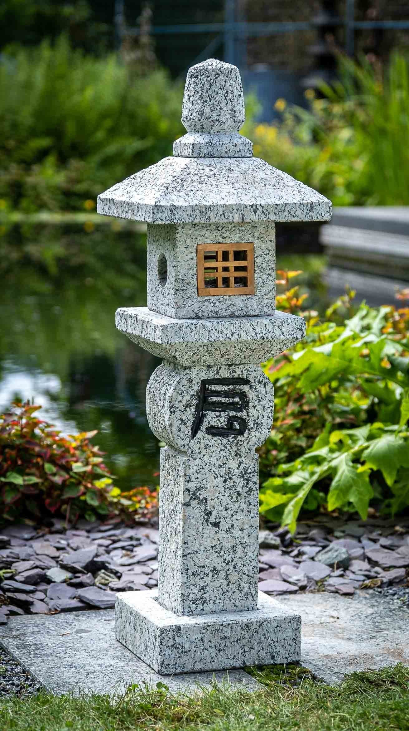 IDYL Gartenfigur Granit-Stein ein Holzfenster, sehr Granit witterungsbeständig. robust Naturprodukt mit Laterne – – Oribe –