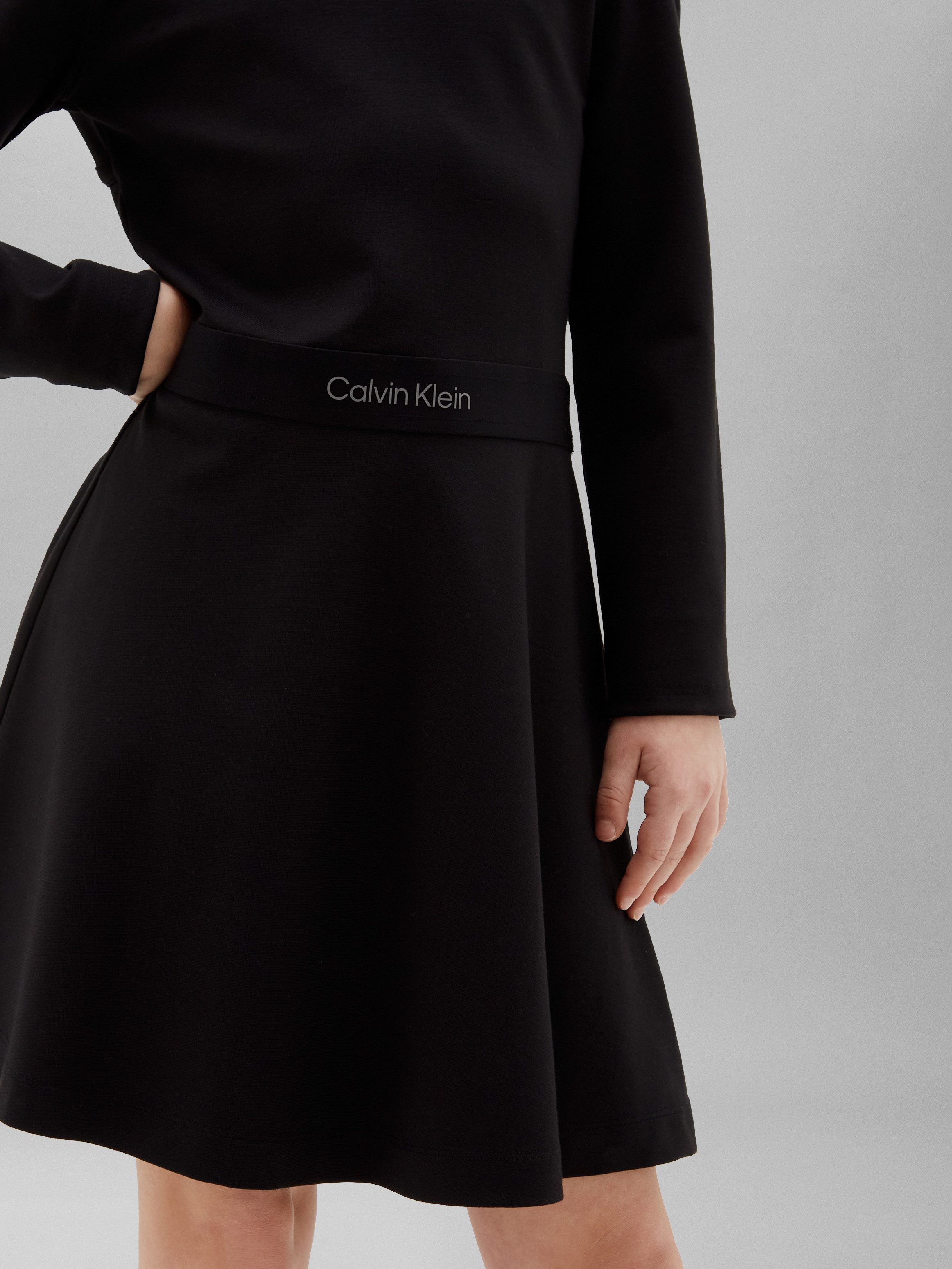 Calvin Klein Jeans Skaterkleid Rundhalsausschnitt, Viskosemischung, Logoschriftzug in der Taille