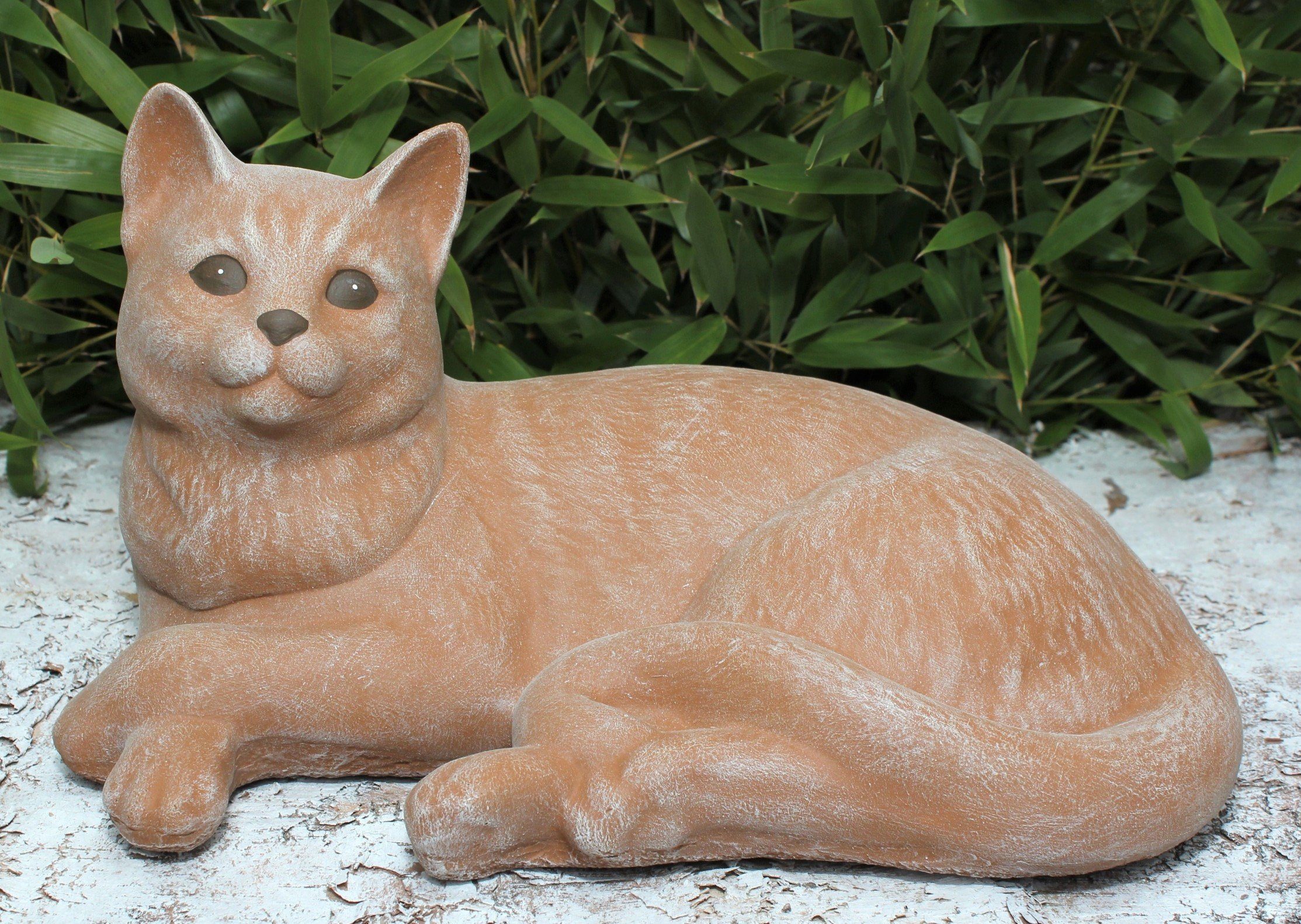 Tiefes Kunsthandwerk Tierfigur winterfest, Dekofigur Made Garten, frostsicher, Katze Germany in und Steinfigur terrakotta liegend Haus für 