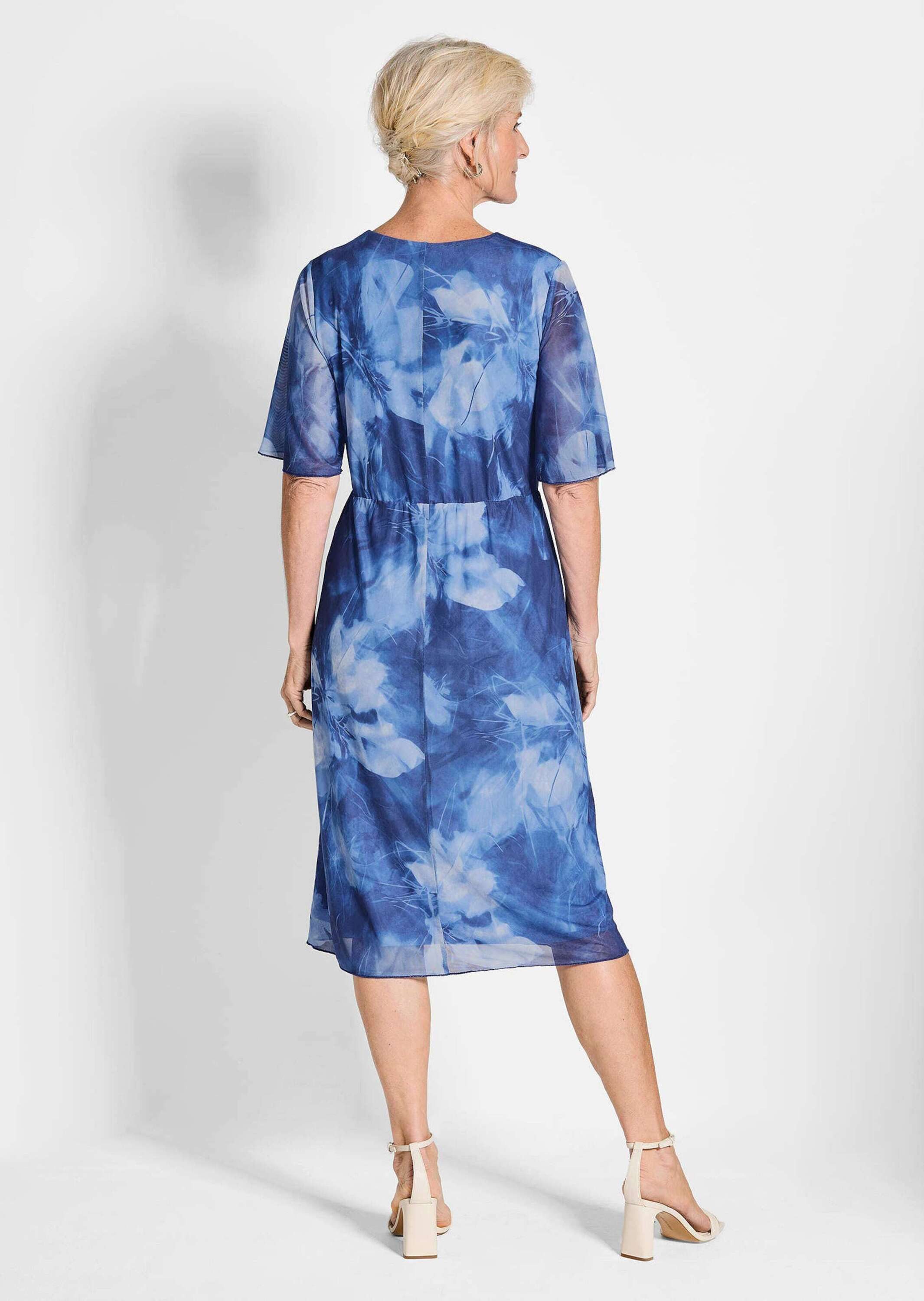 GOLDNER Sommerkleid Wickelkleid mit Blütenprint in Blau, tailliert Midi-Kleid mit femininer Wickeloptik, floral bedruckt, bequem