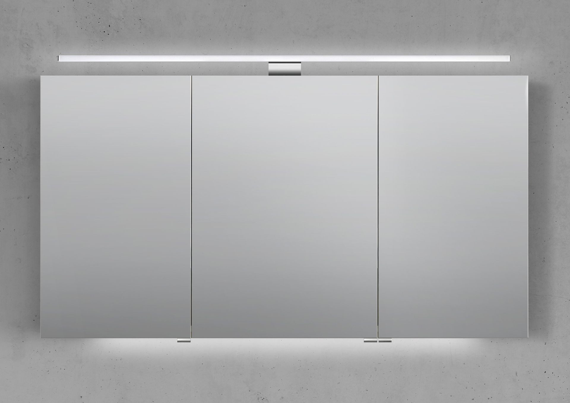 Intarbad Badezimmerspiegelschrank 3-türiger Spiegelschrank mit MULTI LED Aufbauleuchte stufenlos dimmbar (Doppelspiegeltüren, Holz-/ Lackdekore, Maße von 130 bis 160 cm wählbar, Höhe 70 cm, Glasfachböden, Magnetleiste & Kosmetikspiegel Ø 12 cm) Vormontierte Lieferung, Floatglas, 160 kg Traglast, Made in Germany