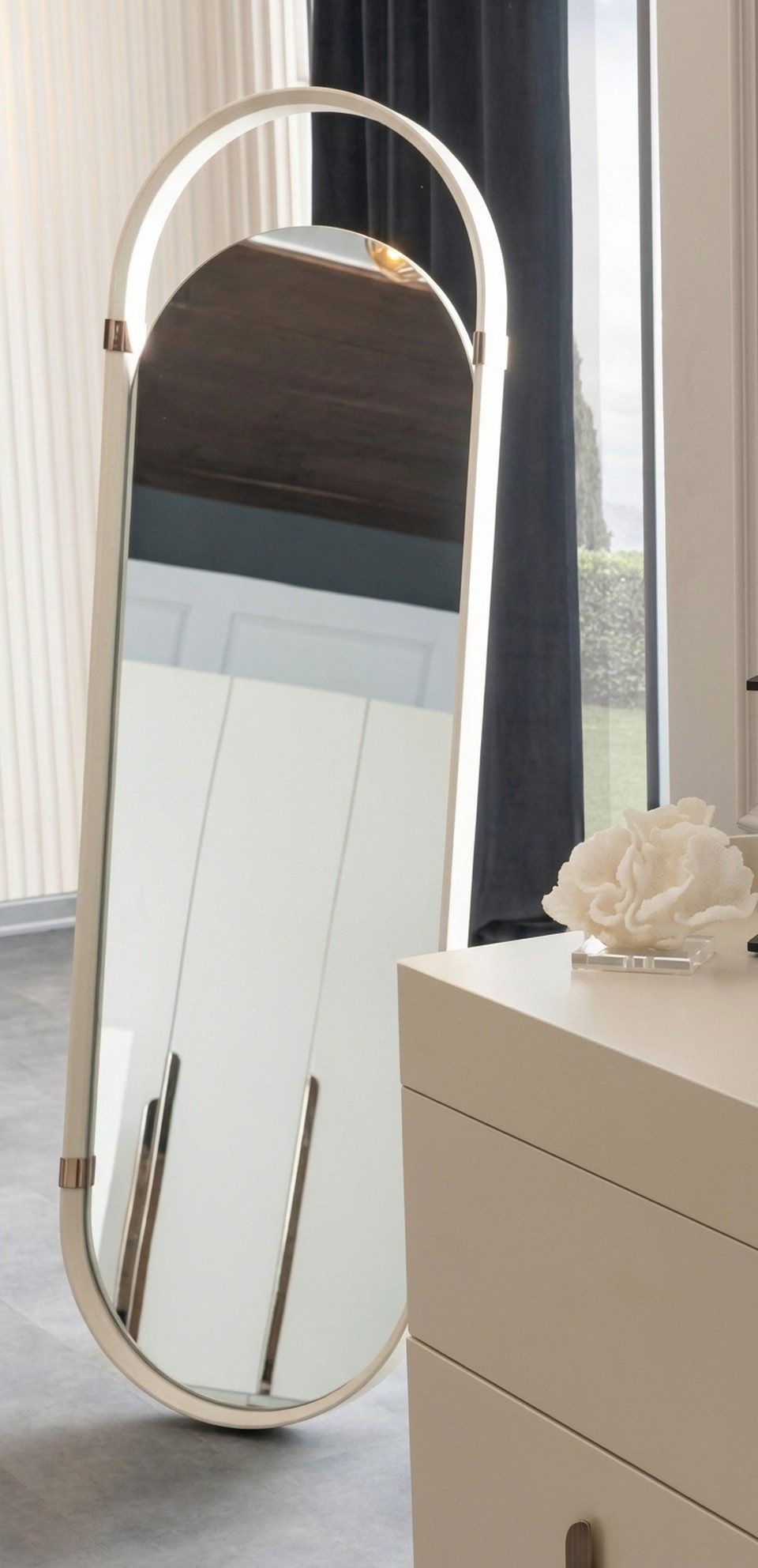 Xlmoebel Standspiegel Ovaler Ganzkörperspiegel mit Metallstandfuß, groß, Made in Europa