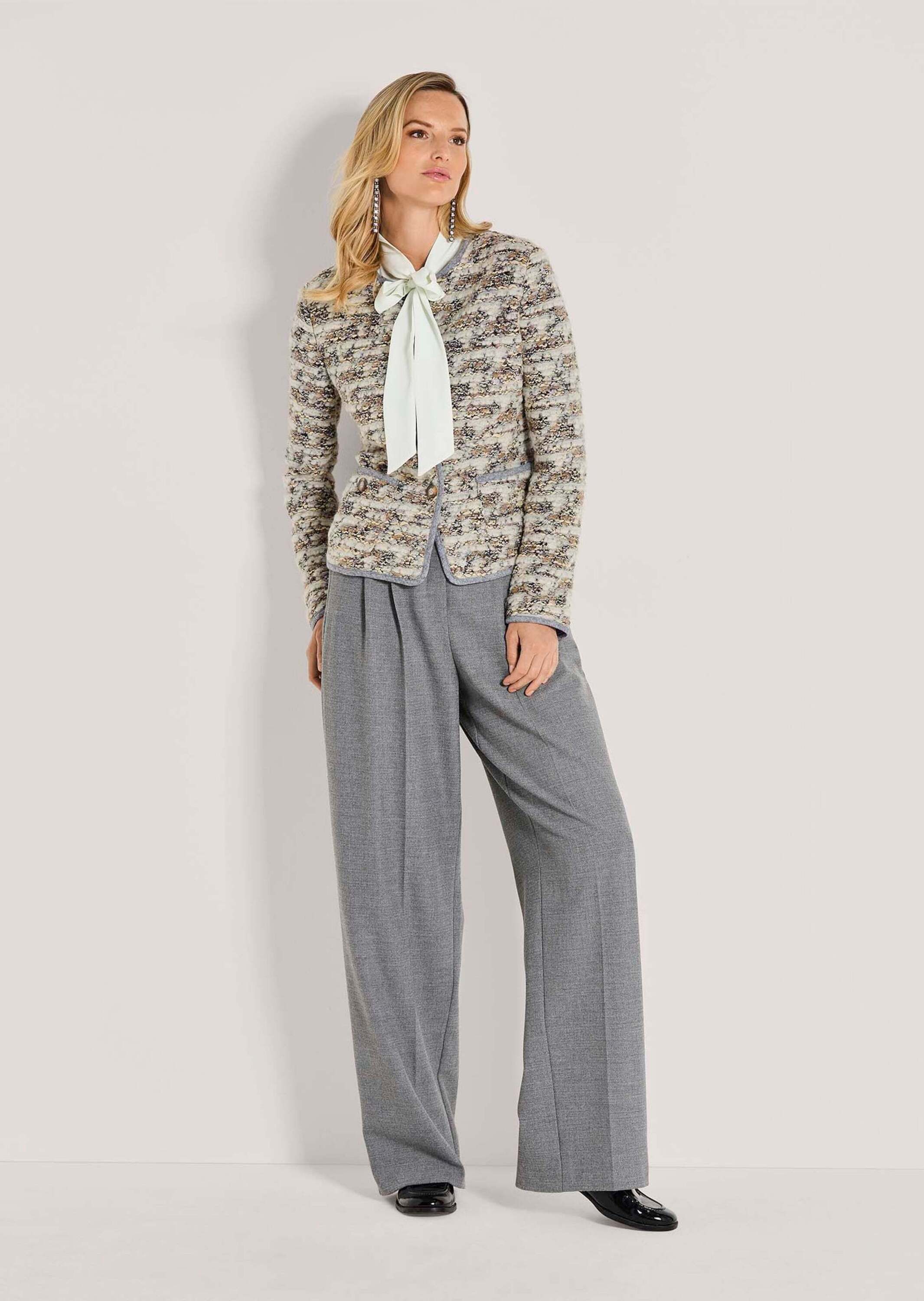 MADELEINE Kurzblazer Eleganter, schmaler Strickblazer mit leichtem Futter Taillierter Blazer mit Rundhalsausschnitt, Kontrastblenden