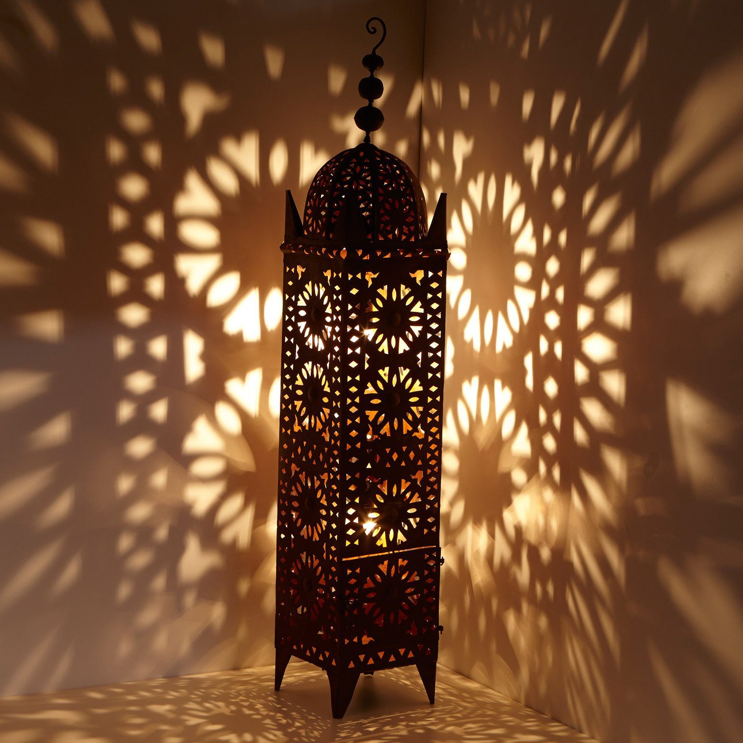 Casa Moro Laterne Orientalische Eisenlaterne Hilal H144 cm marokkanisches Windlicht (in edelrost-braun für Außen & Innen, hängend & stehend), Garten Deko Laterne - Kunsthandwerk aus Marokko L1658