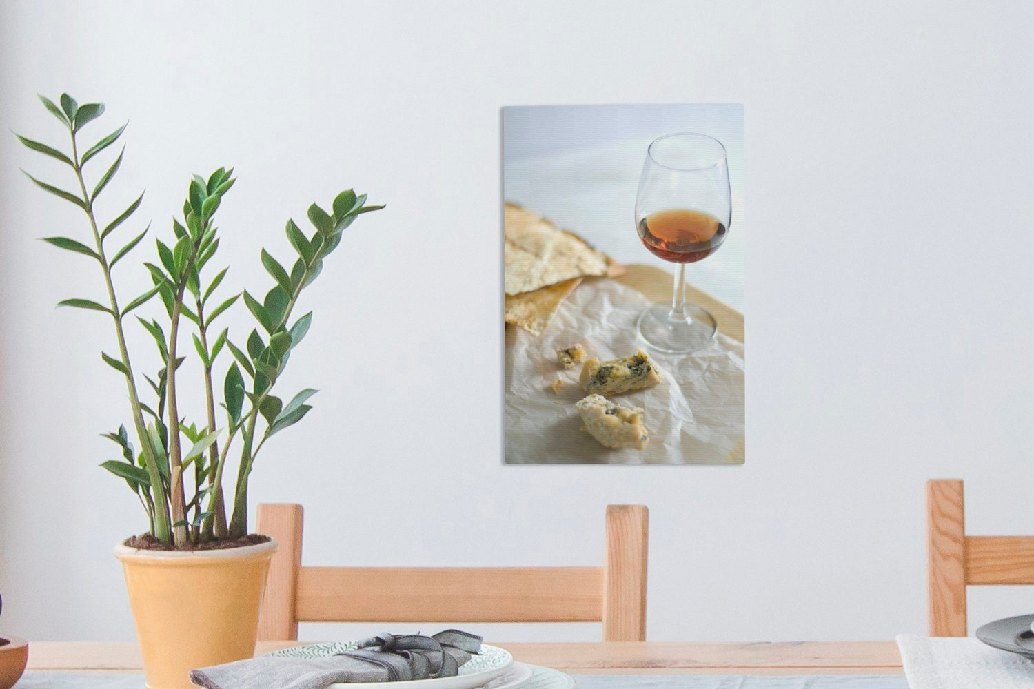 OneMillionCanvasses® Leinwandbild Portwein und Zackenaufhänger, Käse, inkl. cm 20x30 bespannt Ein St), köstliches Glas Leinwandbild (1 fertig Gemälde, etwas