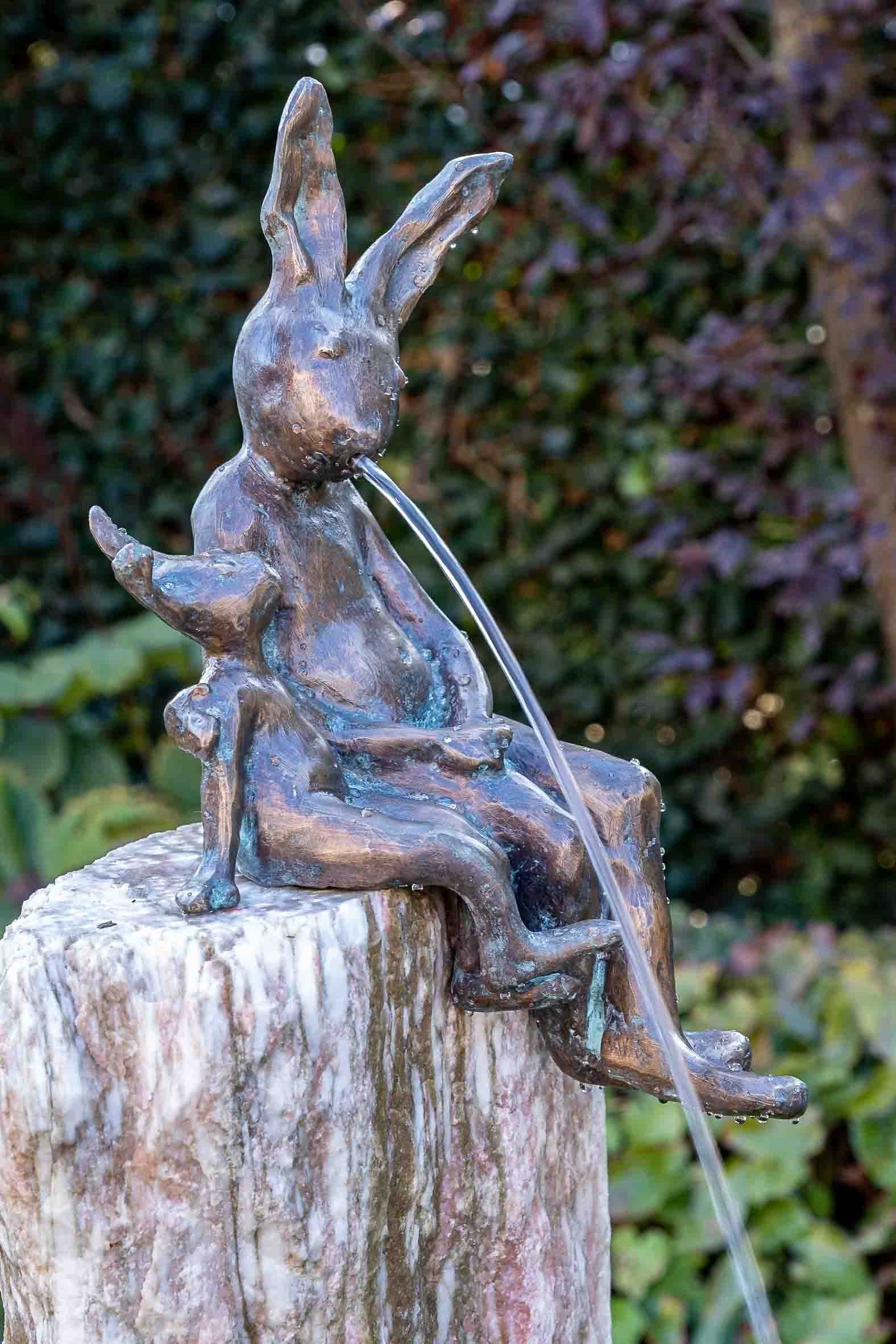 IDYL Gartenfigur IDYL Rottenecker Bronze-Skulptur Hasenpaar sitzend wasserspeiend, Bronze – sehr robust – Langlebig – witterungsbeständig gegen Frost, Regen und UV-Strahlung. Die Modelle werden in Wachsausschmelzverfahren in Bronze gegossen und von Hand patiniert.