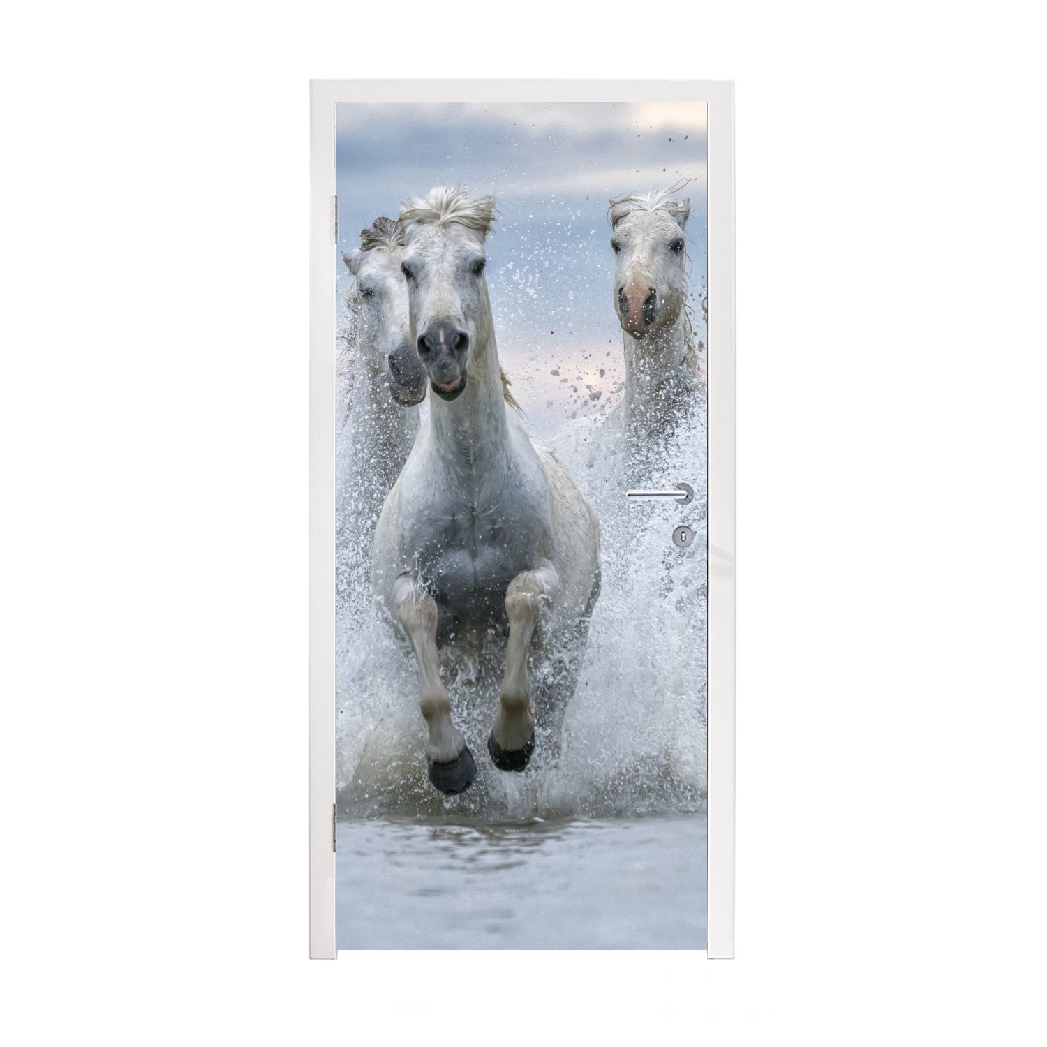 MuchoWow Türtapete Eine Matt, 75x205 Pferde (1 in St), galoppiert durch Tür, Camargue, cm weißer bedruckt, für Wasser der das Herde Türaufkleber, Fototapete
