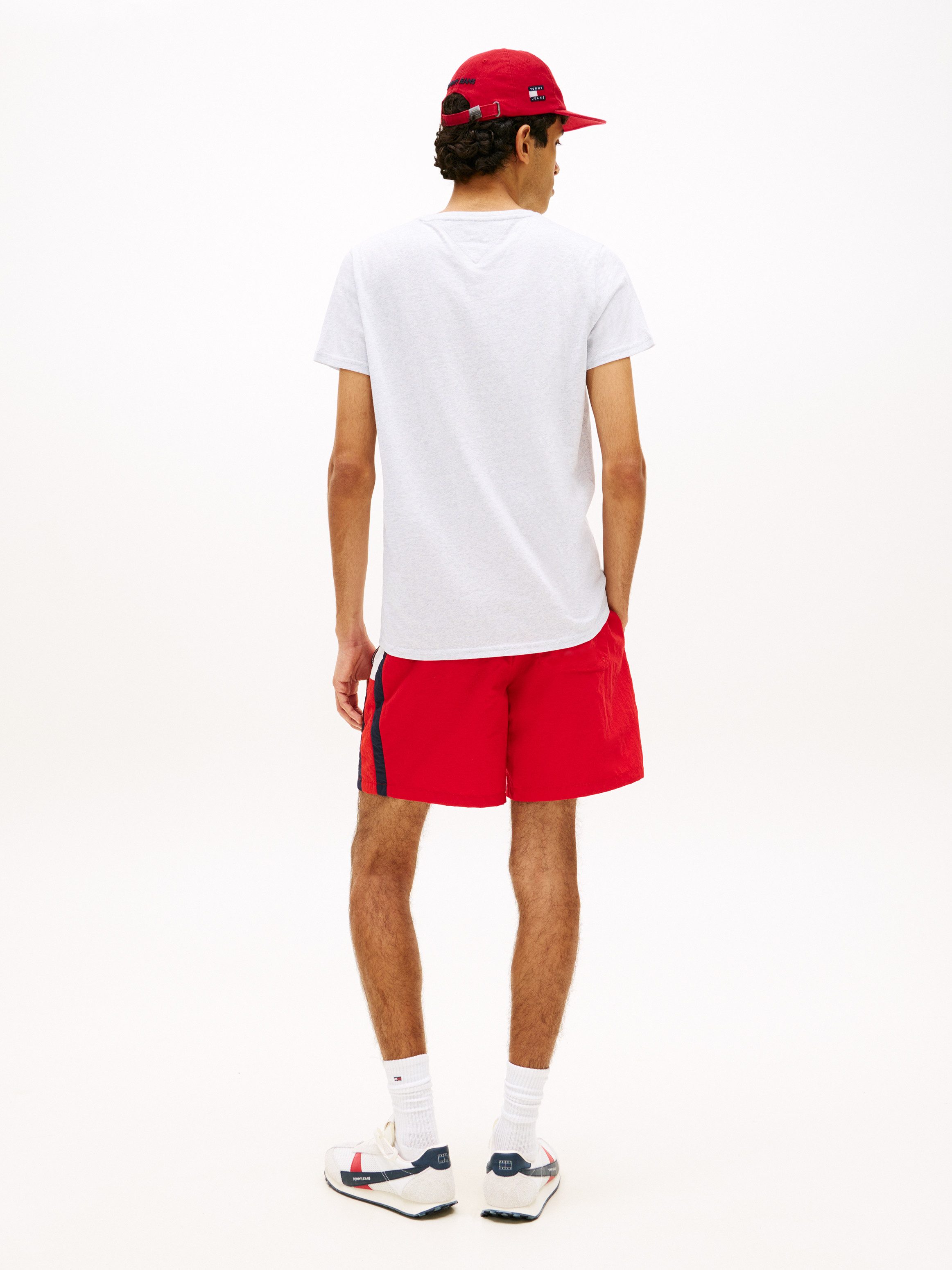 Tommy Jeans T-Shirt TJM ESSENTIAL SOLID mit Rundhalsausschnitt und dezenter Logo-Flag